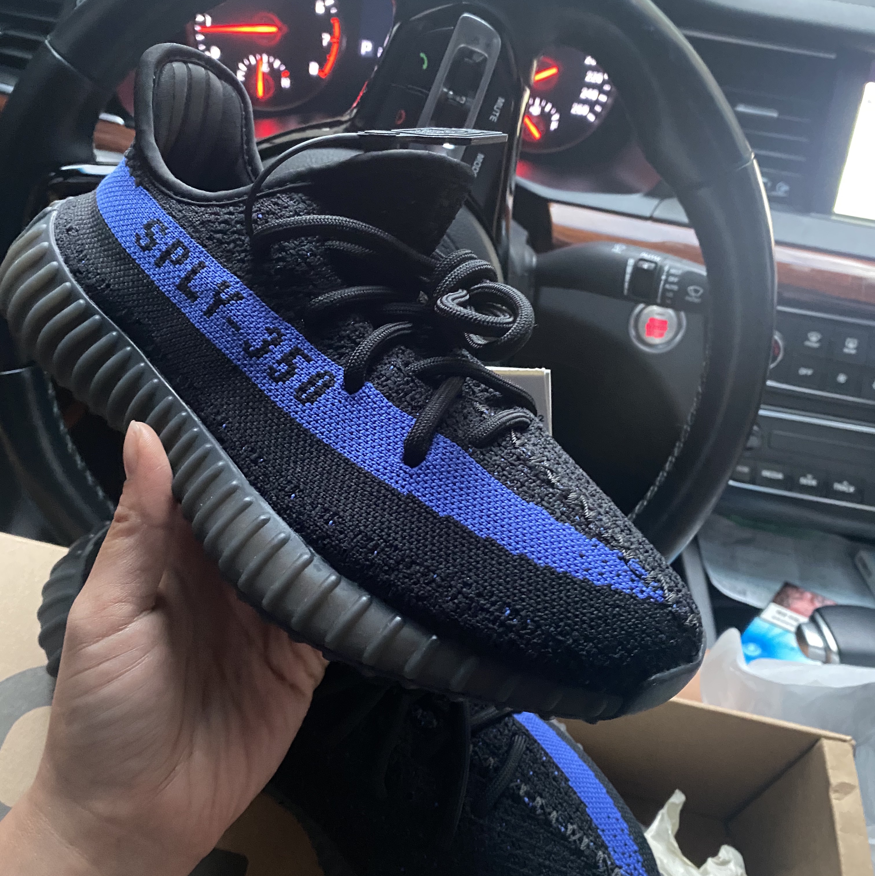 Adidas Yeezy Boost 350 V2 Dazzling Blue 착용 스타일