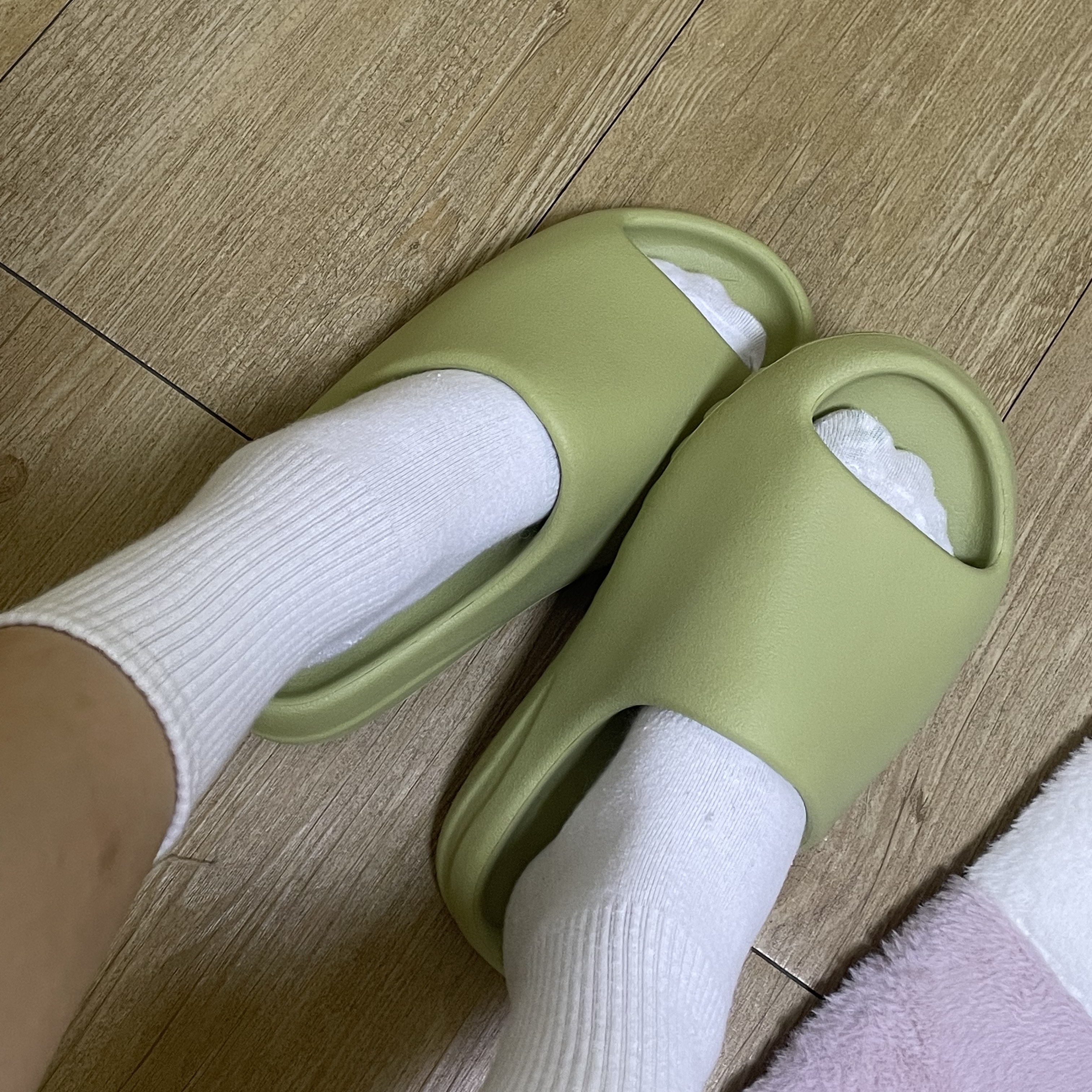 Adidas Yeezy Slide Resin 2022 착용 스타일 - 2