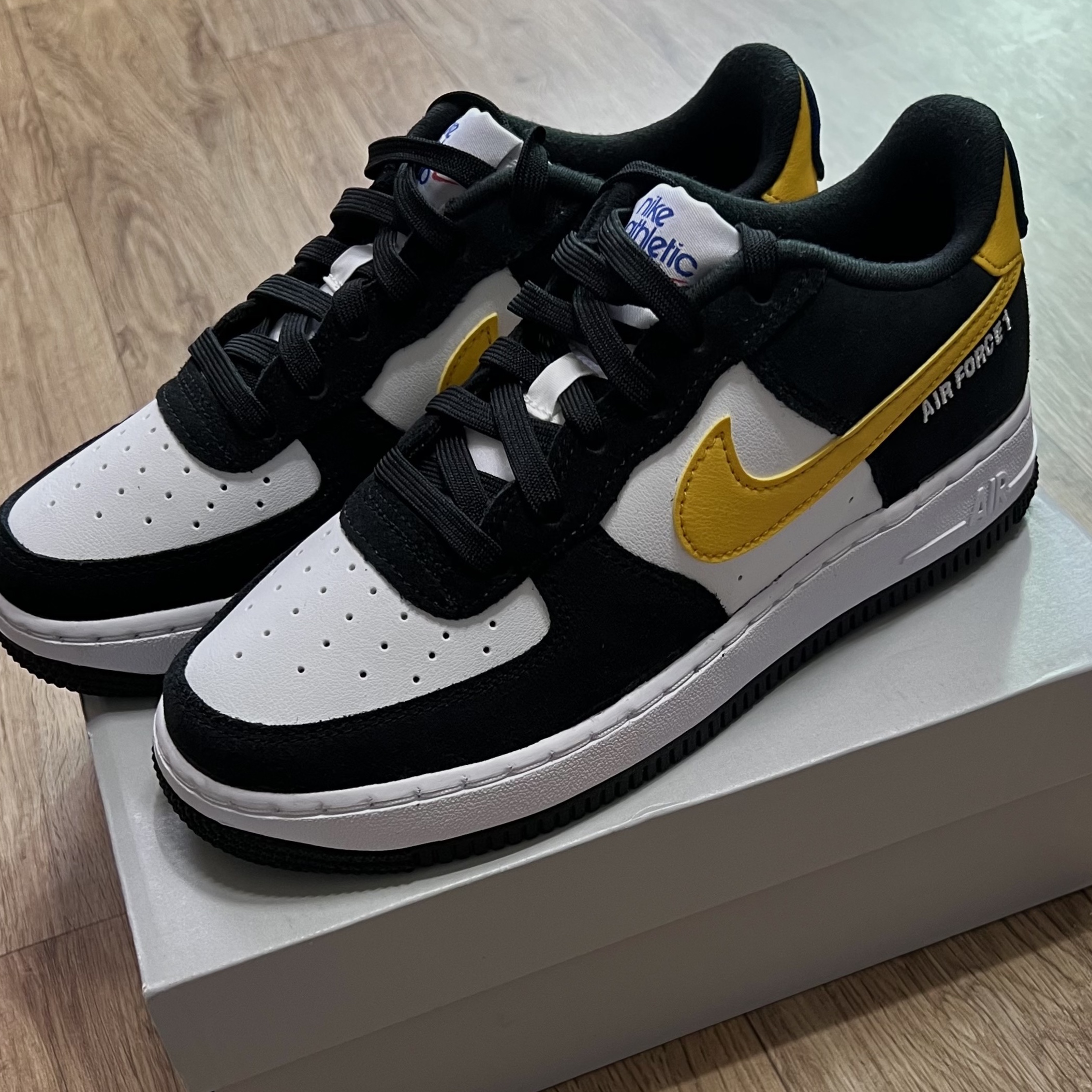 Nike Air Force 1 '07 LV8 Athletic Club Black Dark Sulfur, (GS) Nike Air Force 1 LV8 Athletic Club Black Dark Sulfur 착용 스타일 - 5