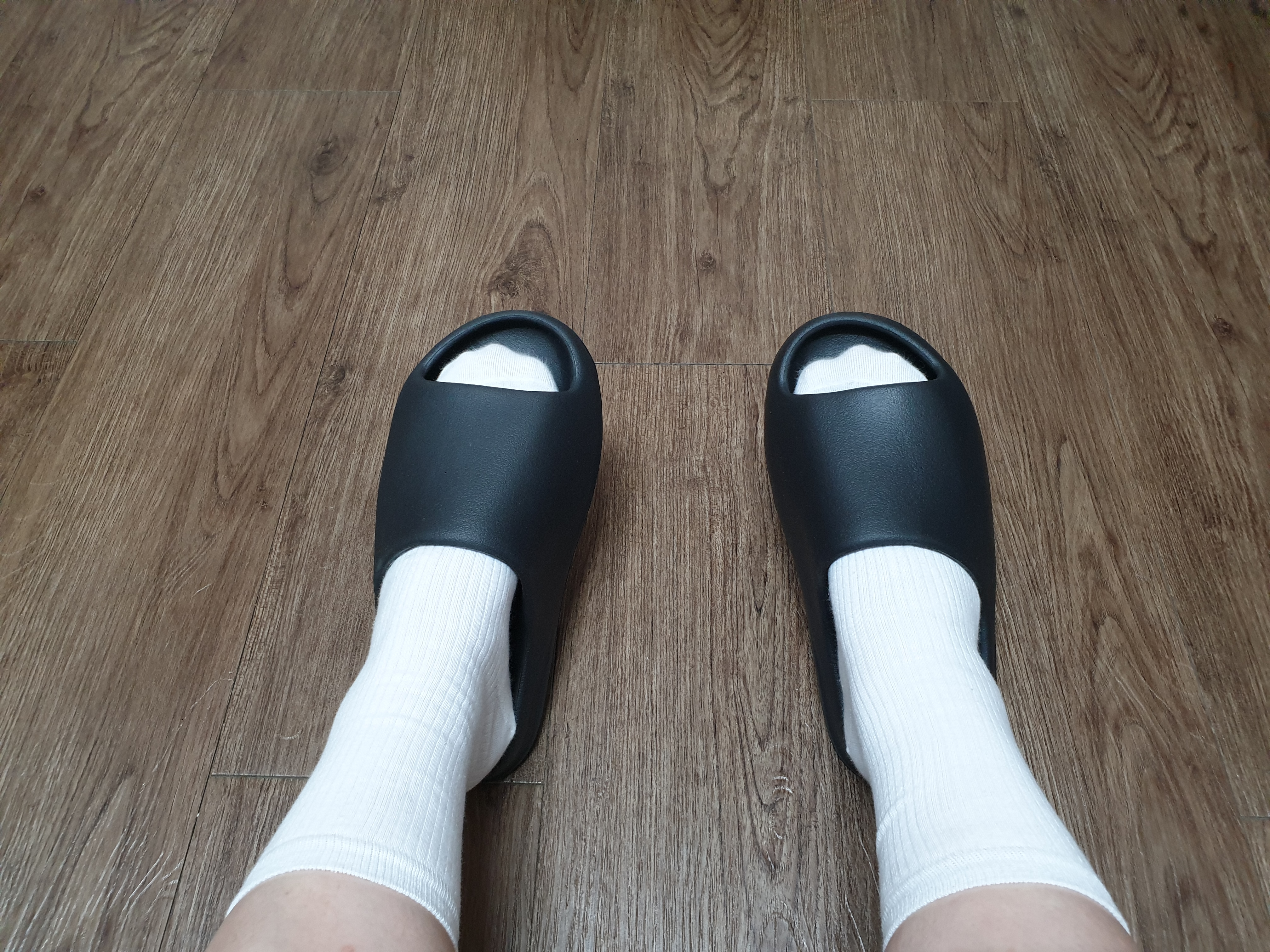 Adidas Yeezy Slide Onyx 착용 스타일 - 1