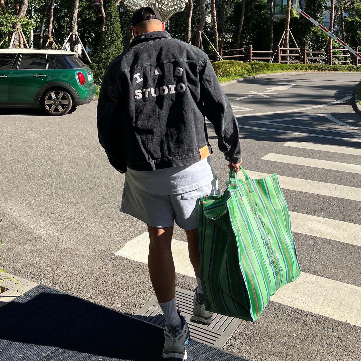 IAB Studio x Lee Denim Jacket Black, Balenciaga Runner Sneakers Blue White 착용 스타일 - 1