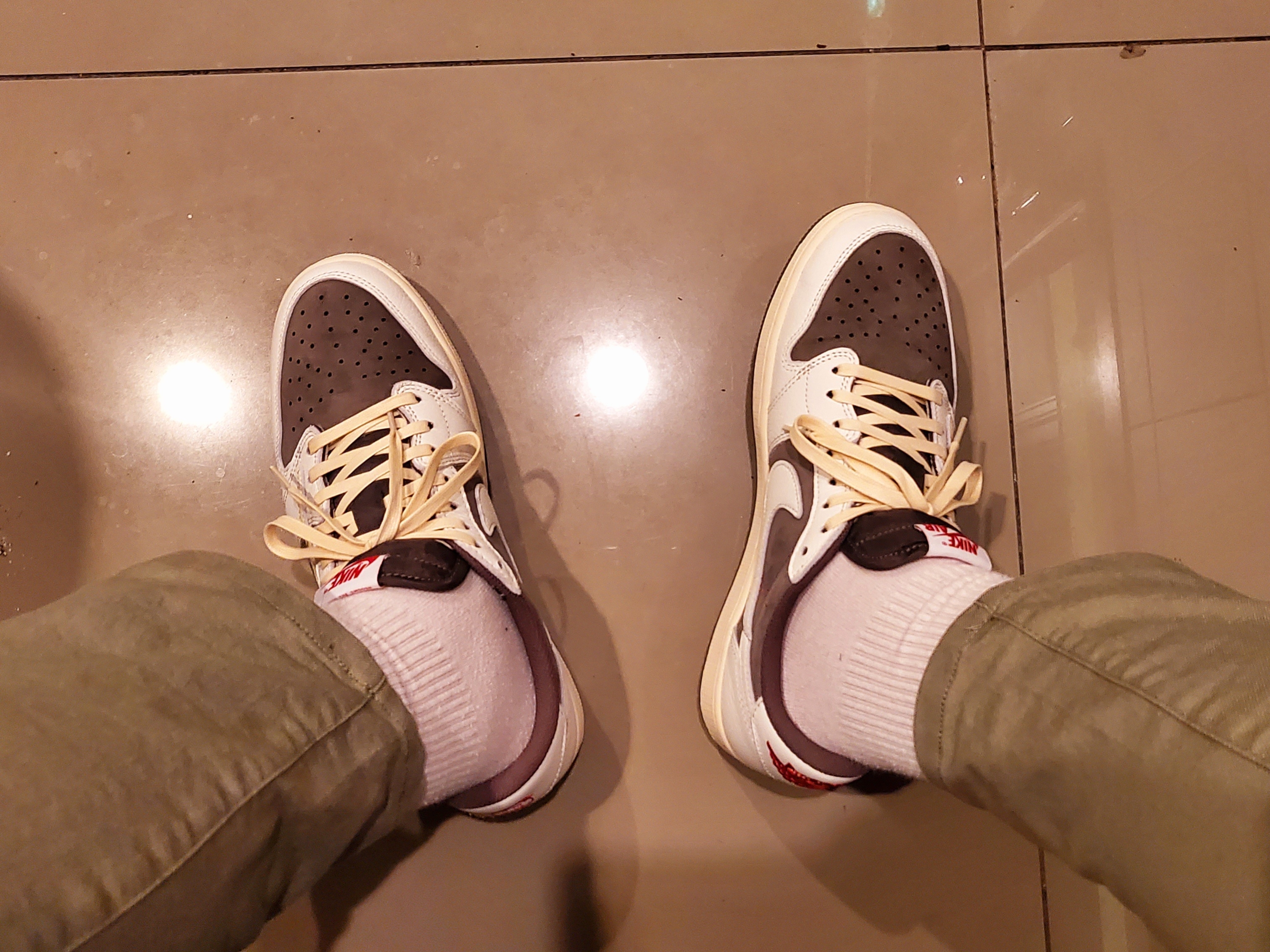 Jordan 1 x Travis Scott Retro Low OG SP Sail and Ridgerock 착용 스타일 - 1