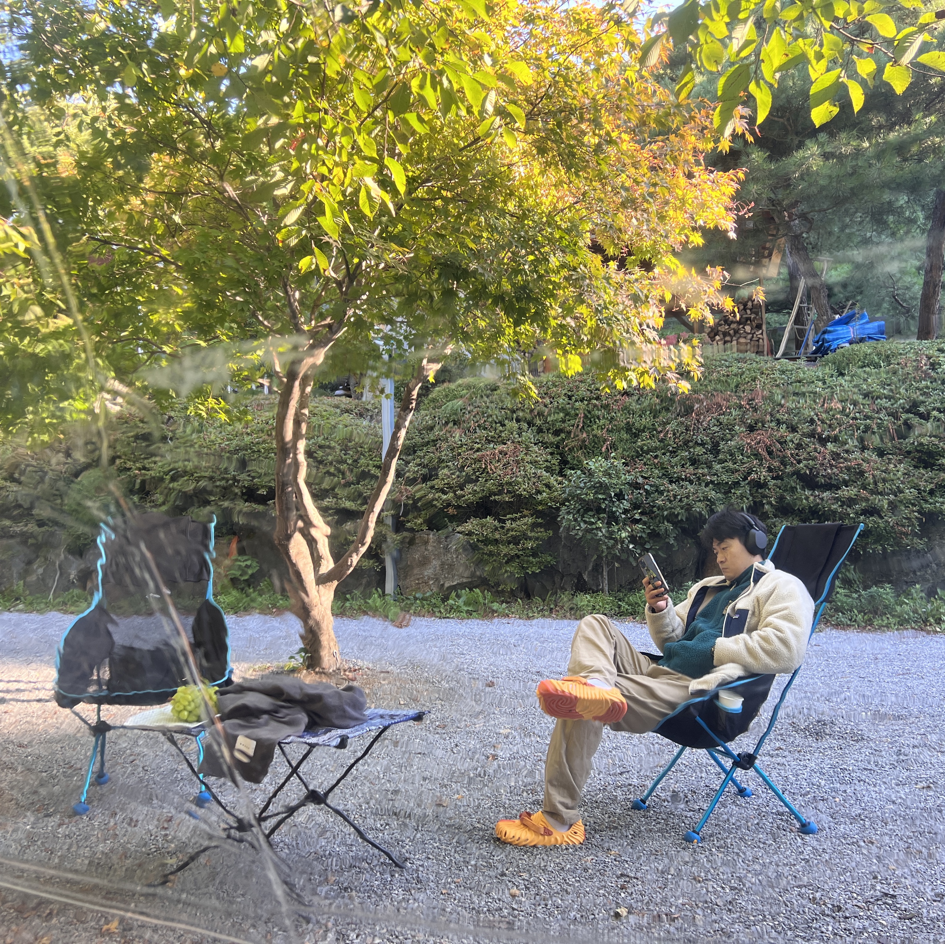Crocs x Salehe Bembury Pollex Clog Cobbler, Patagonia Classic Retro-X Jacket Natural 착용 스타일 - 1
