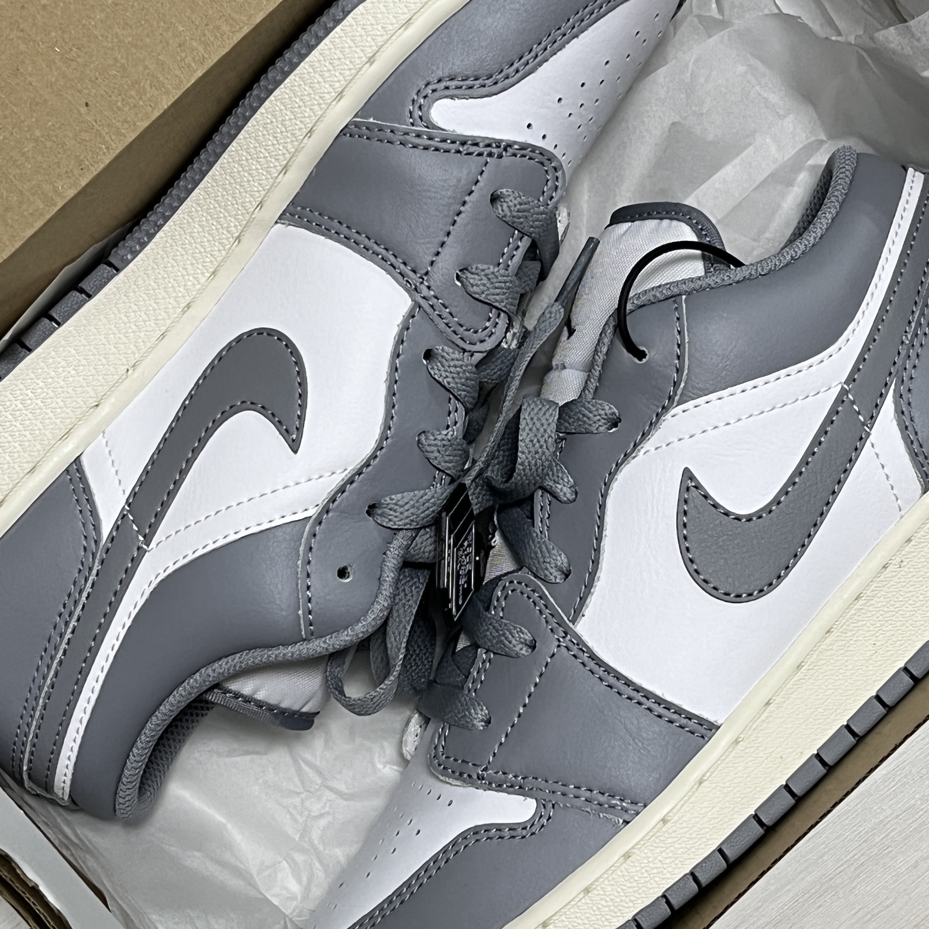 (GS) Jordan 1 Low Stealth and White 착용 스타일 - 1