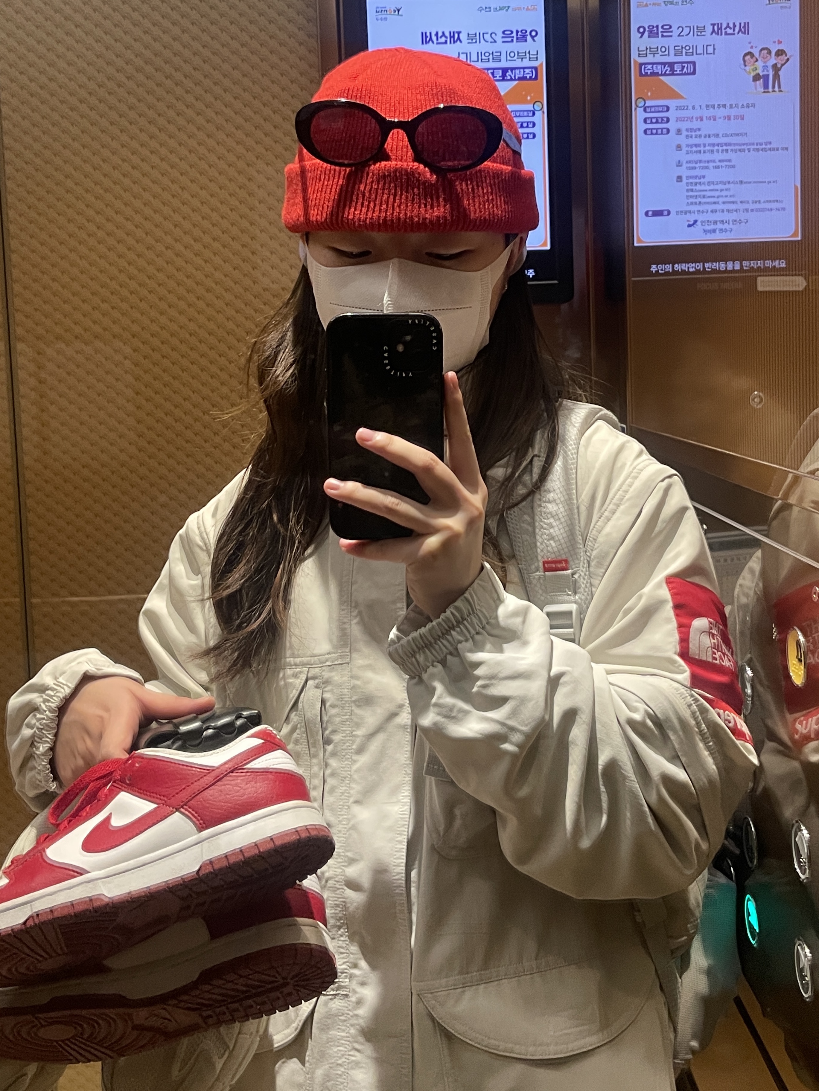 Supreme x The North Face Trekking Convertible Jacket Stone - 22SS, Nike Dunk Low Retro Gym Red 착용 스타일 - 1