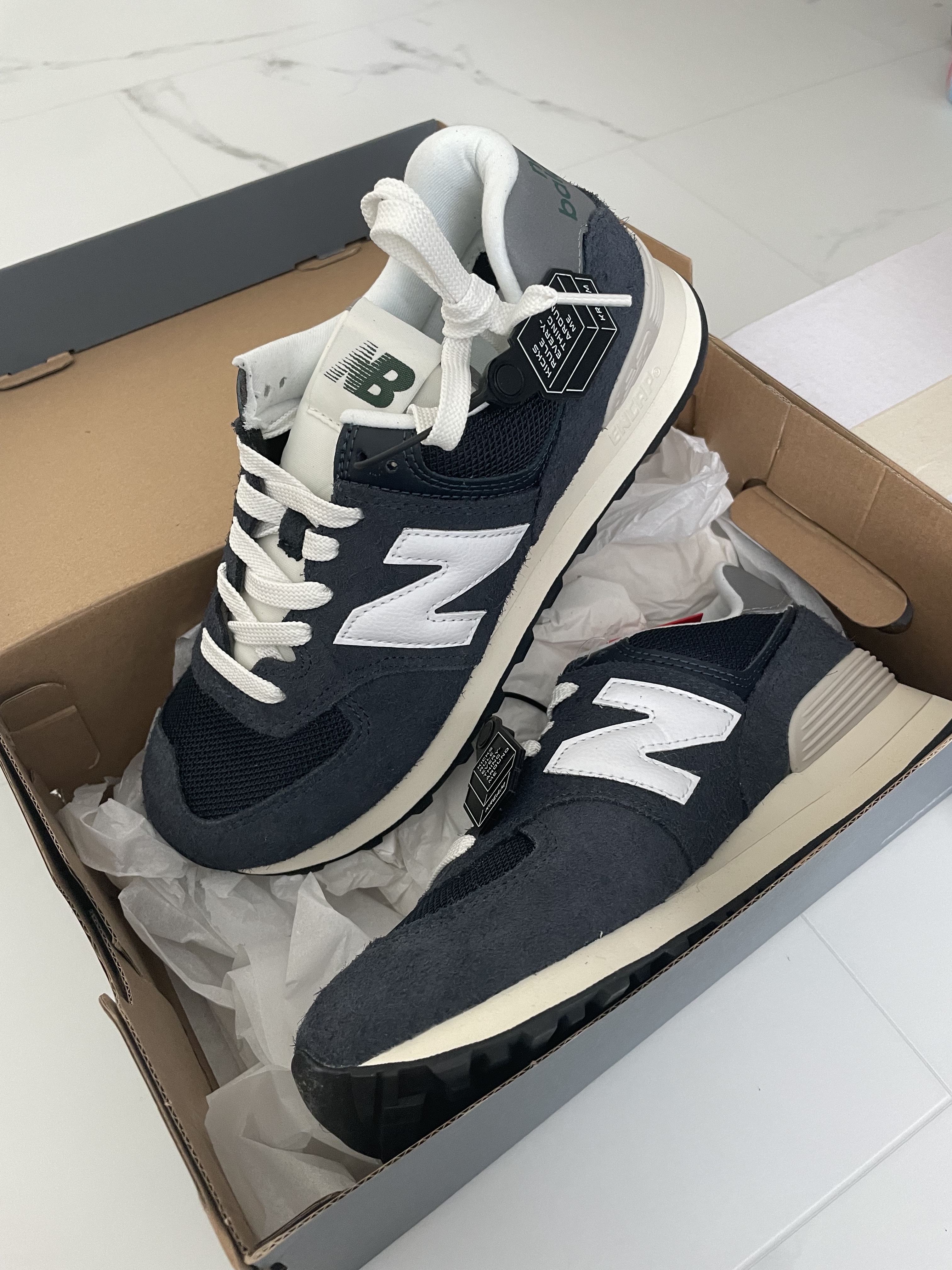 New Balance 574 Heritage Navy 착용 스타일 - 1