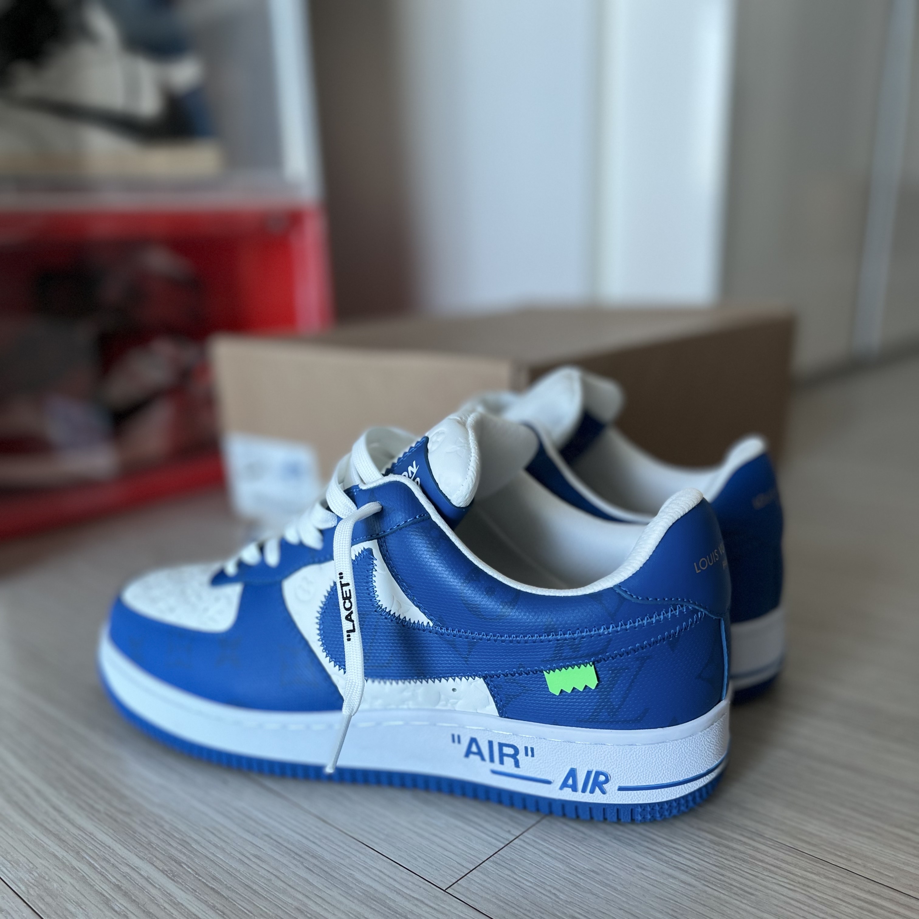 Louis Vuitton x Nike Air Force 1 Low by Virgil Abloh White Team Royal, Jordan 1 x Travis Scott x Fragment Retro High OG SP Military Blue 착용 스타일 - 2