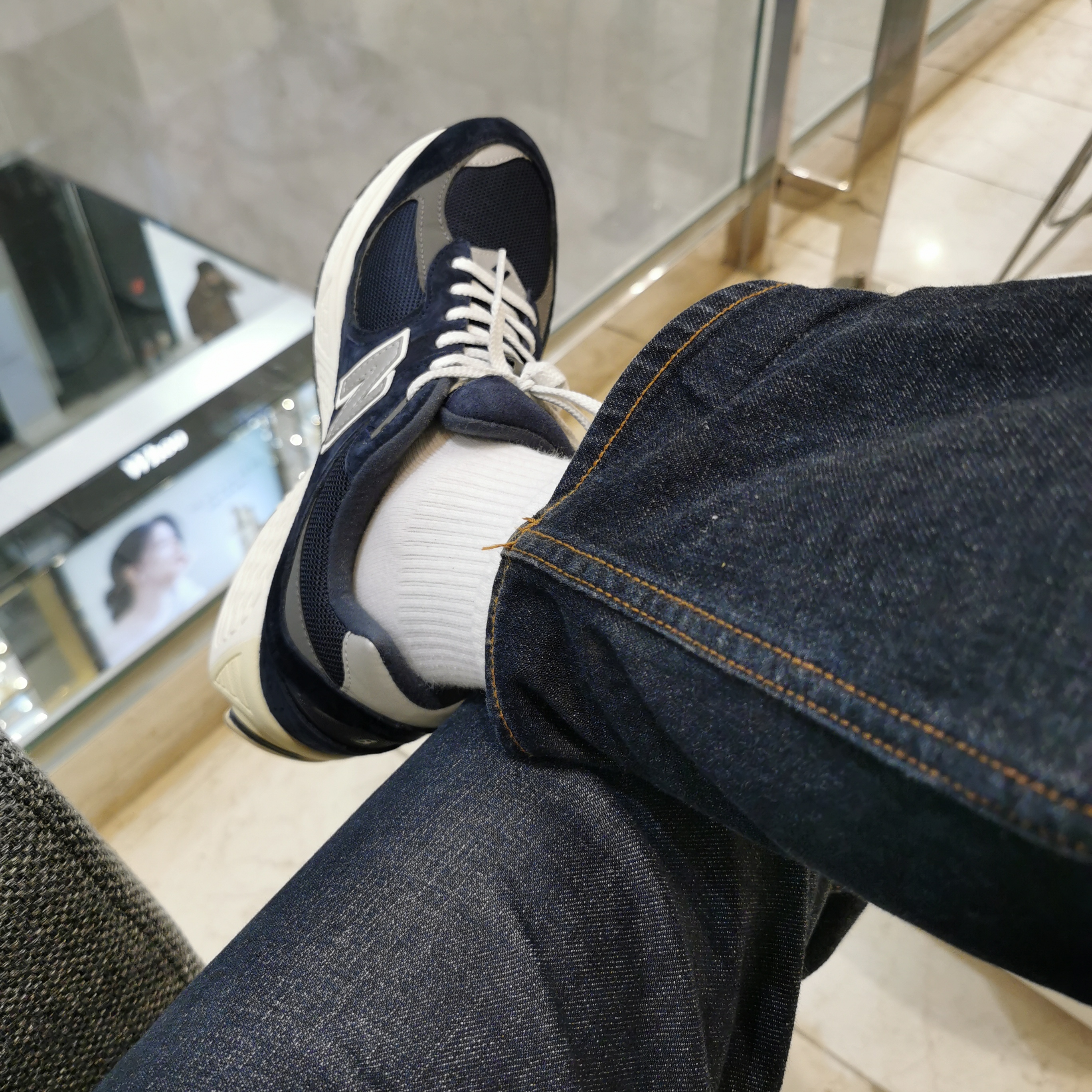 New Balance 2002R Eclipse Castlerock 착용 스타일 - 4