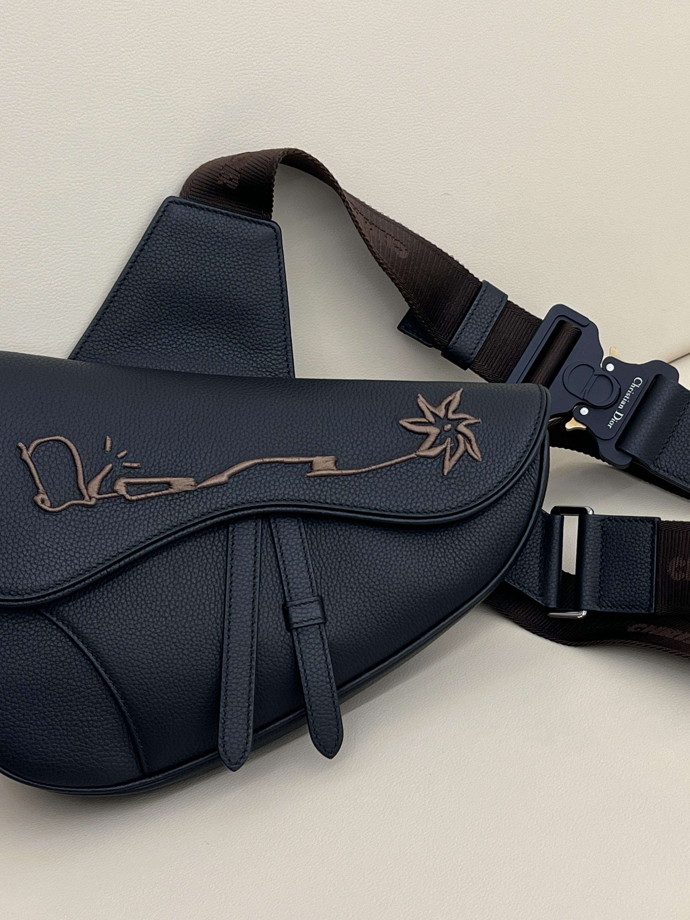 Dior Saddle Bag Grained Calfskin Black, Maison Mihara Yasuhiro Blakey OG Sole Canvas Low-top Sneakers White 착용 스타일 - 1