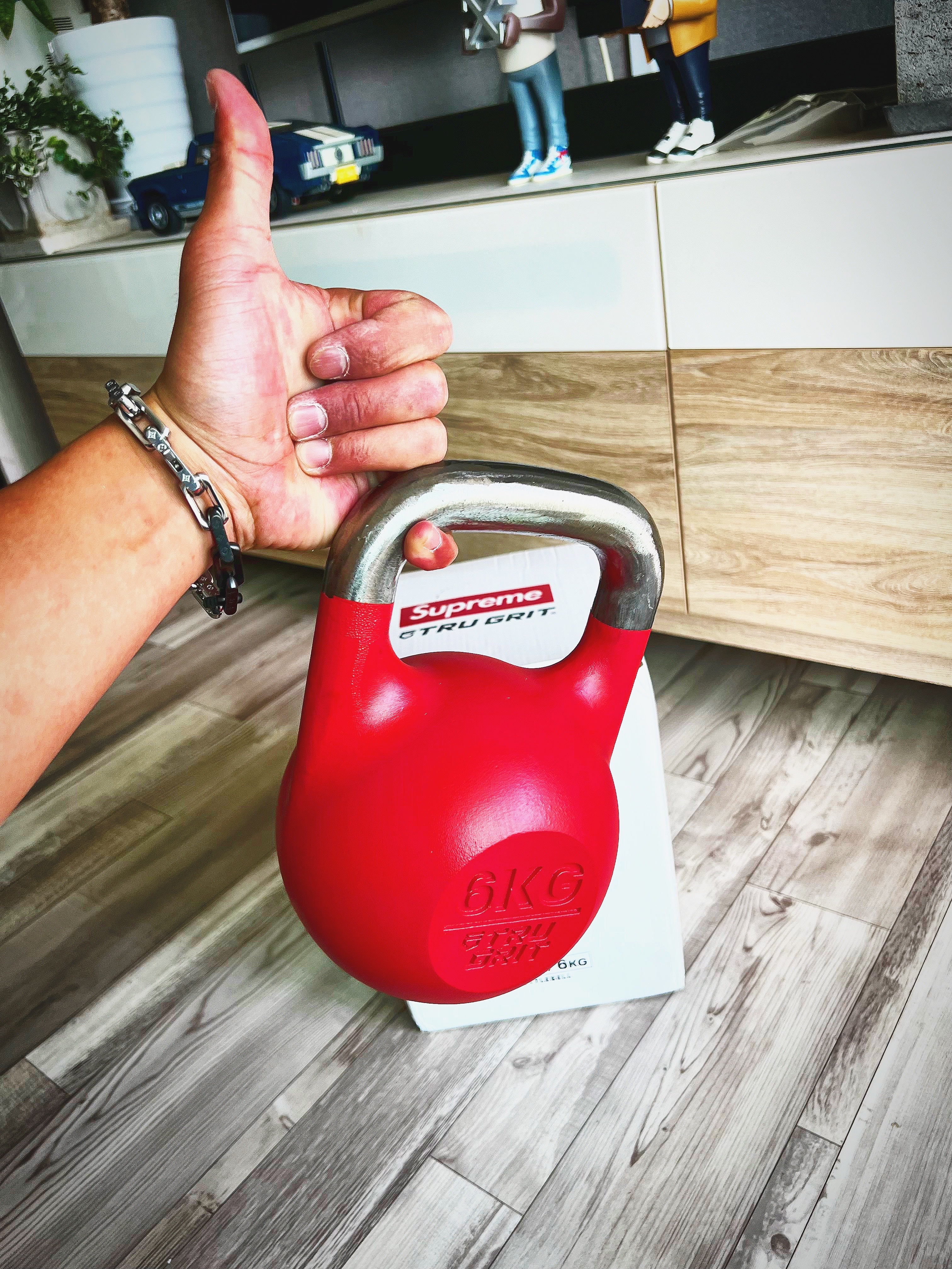 Supreme Tru Grit 6KG Kettlebell Red - 22FW, Supreme Ty Beanie Baby Flag - 22FW 착용 스타일 - 5