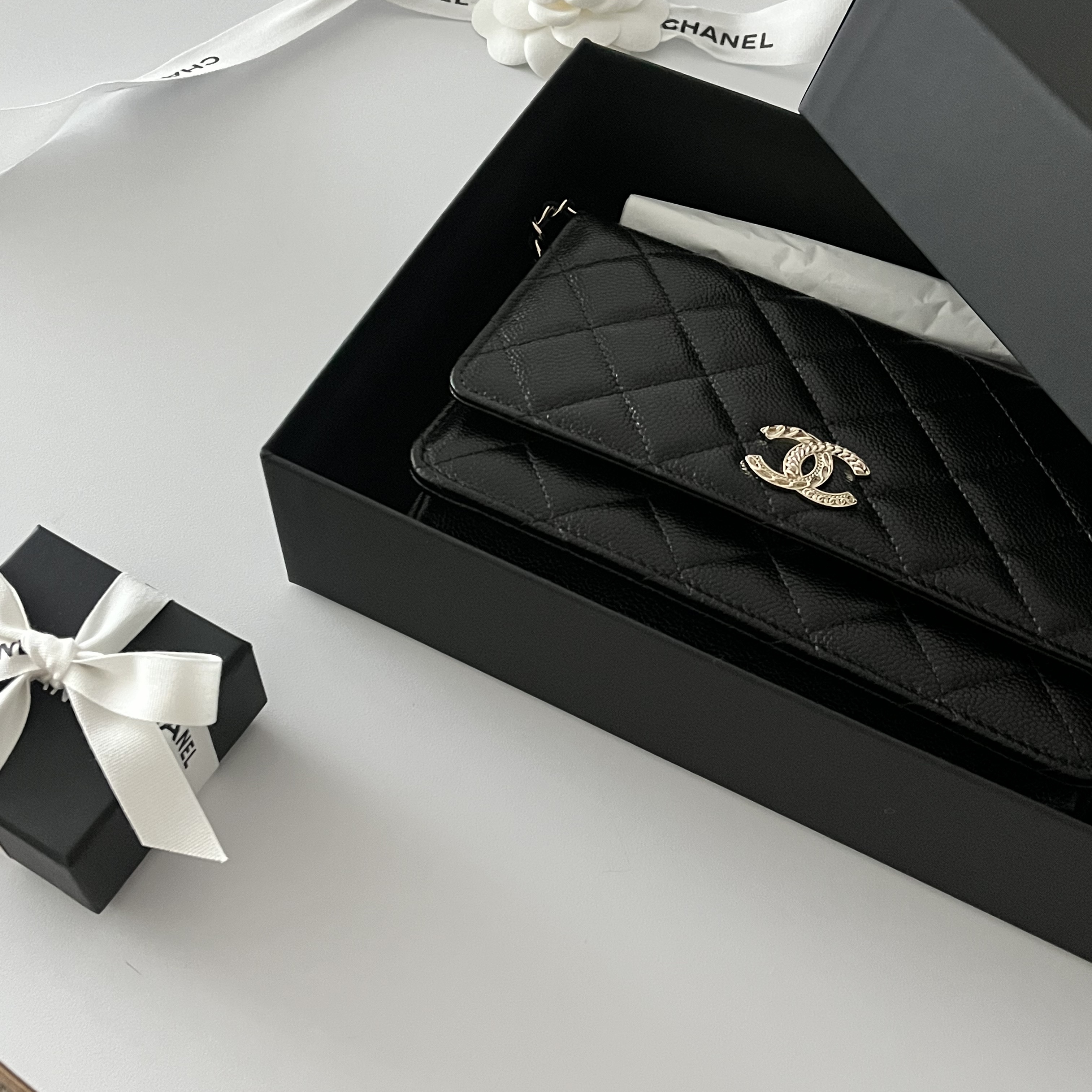 Chanel Wallet On Chain Grained Calfskin & Gold Black 착용 스타일 - 2
