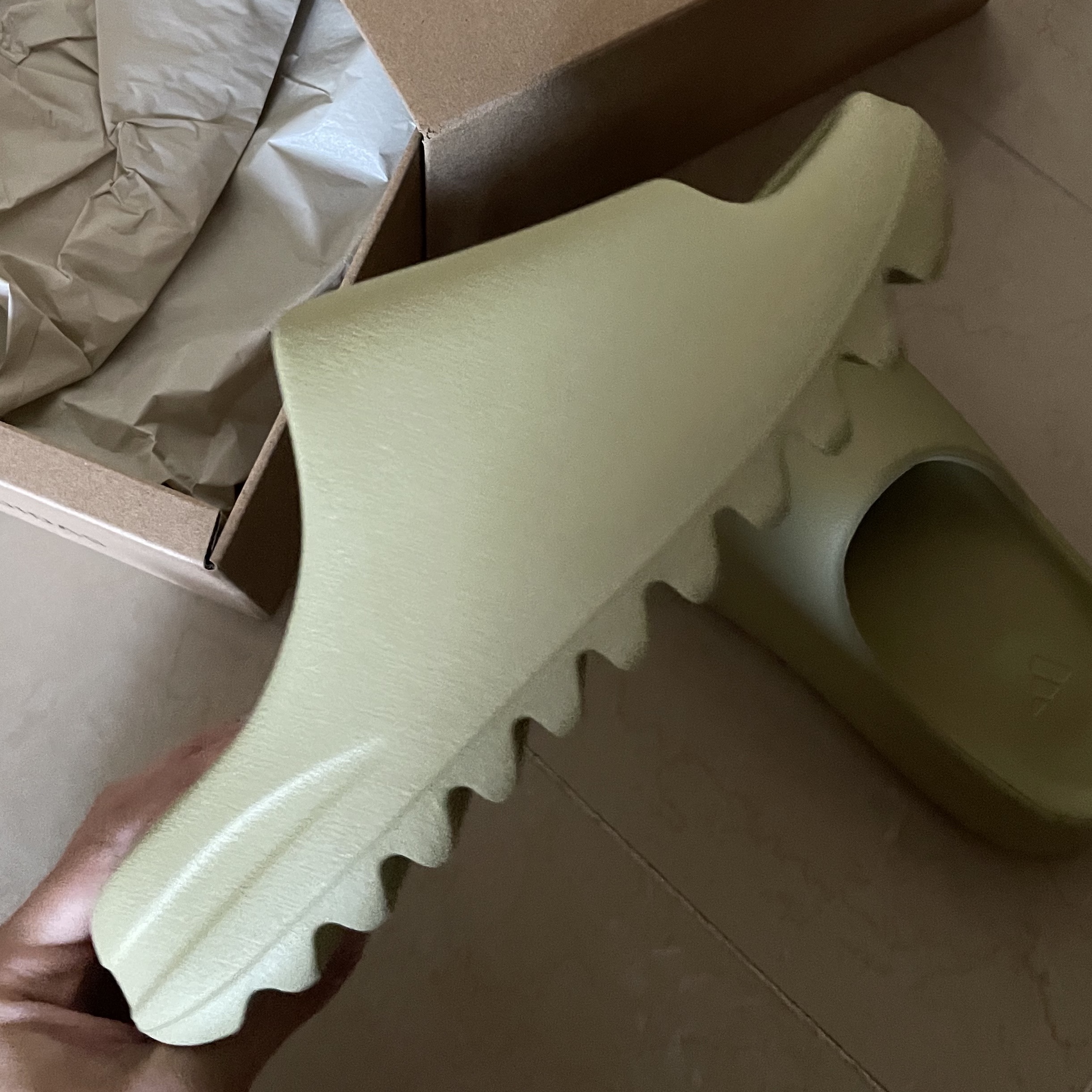 Adidas Yeezy Slide Resin 2022 착용 스타일 - 2