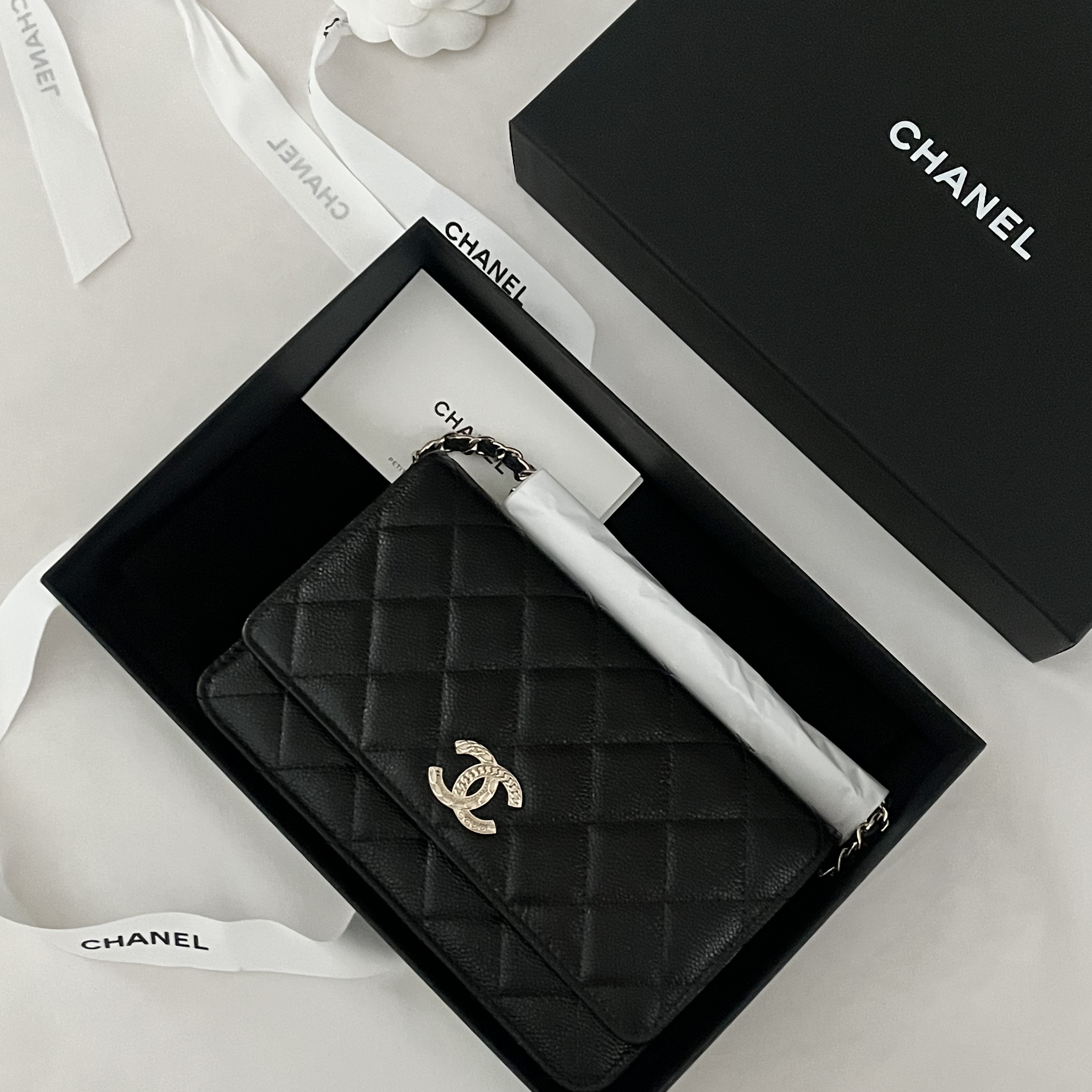 Chanel Wallet On Chain Grained Calfskin & Gold Black 착용 스타일 - 1