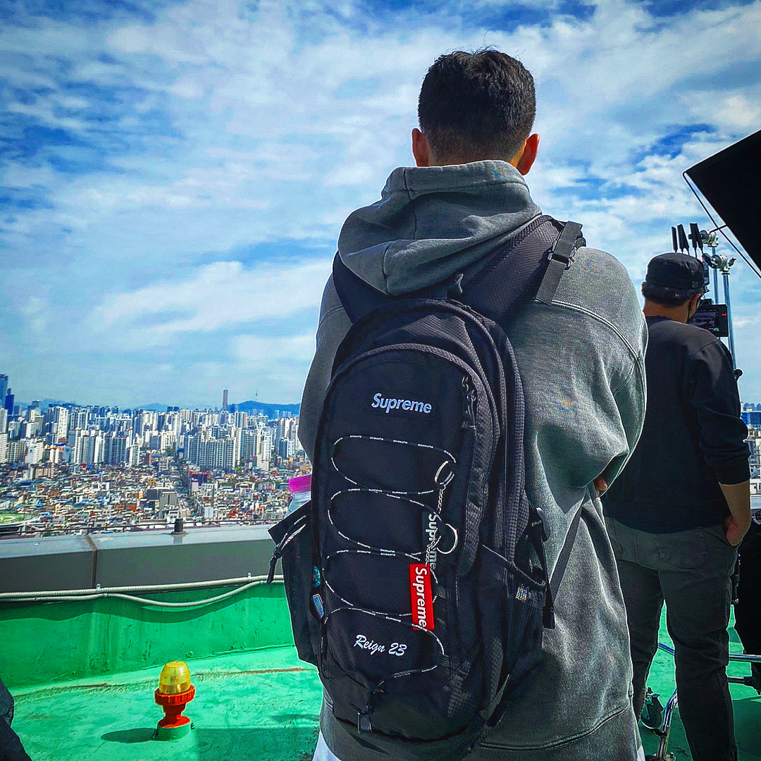 Supreme Backpack Black - 22SS 착용 스타일