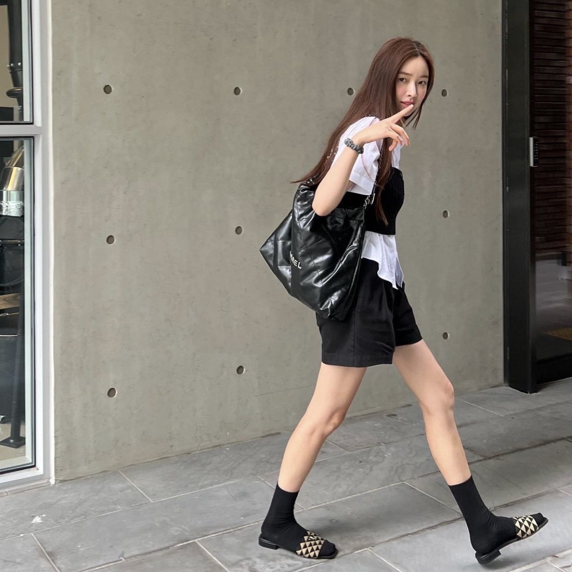 Chanel 22 Small Handbag Shiny Calfskin & Silver Black 착용 스타일