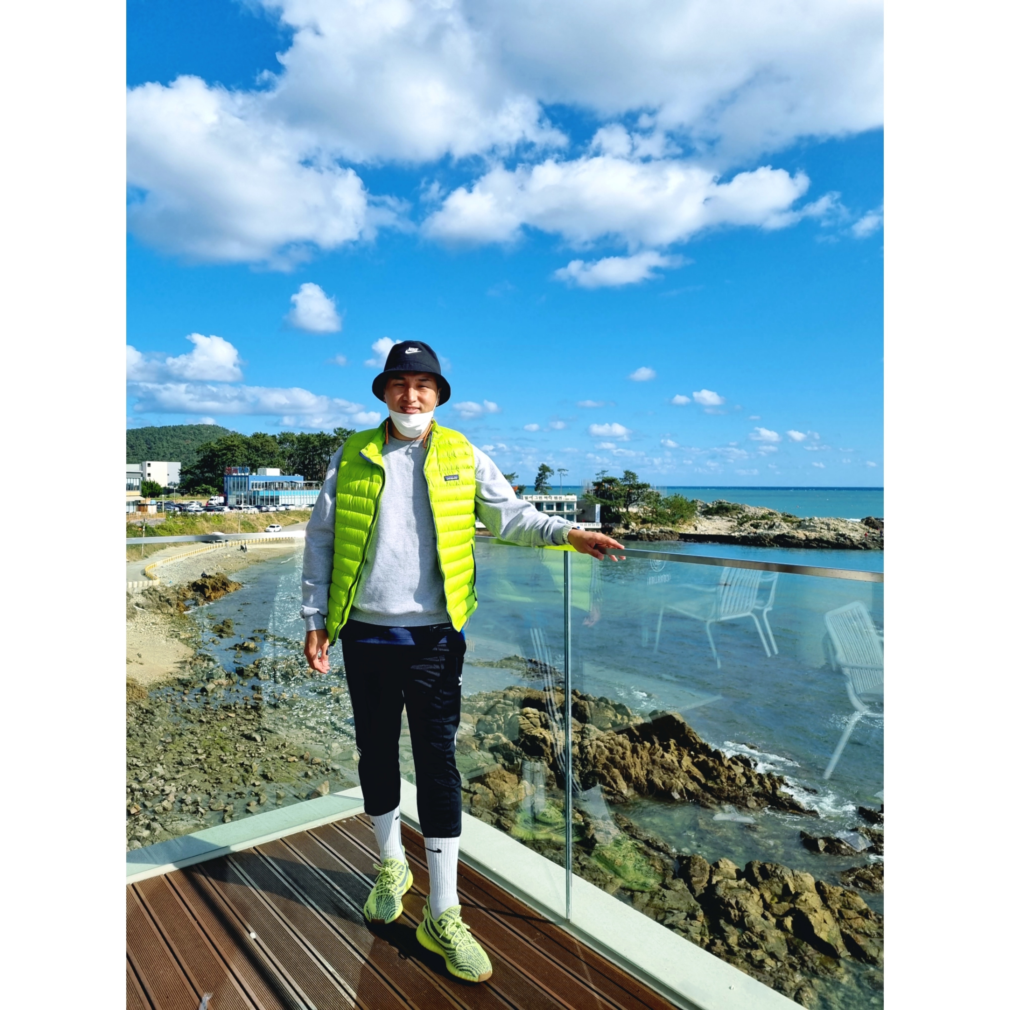 Adidas Yeezy Boost 350 V2 Semi Frozen Yellow, Nike Futura Washed Bucket Hat Black 착용 스타일
