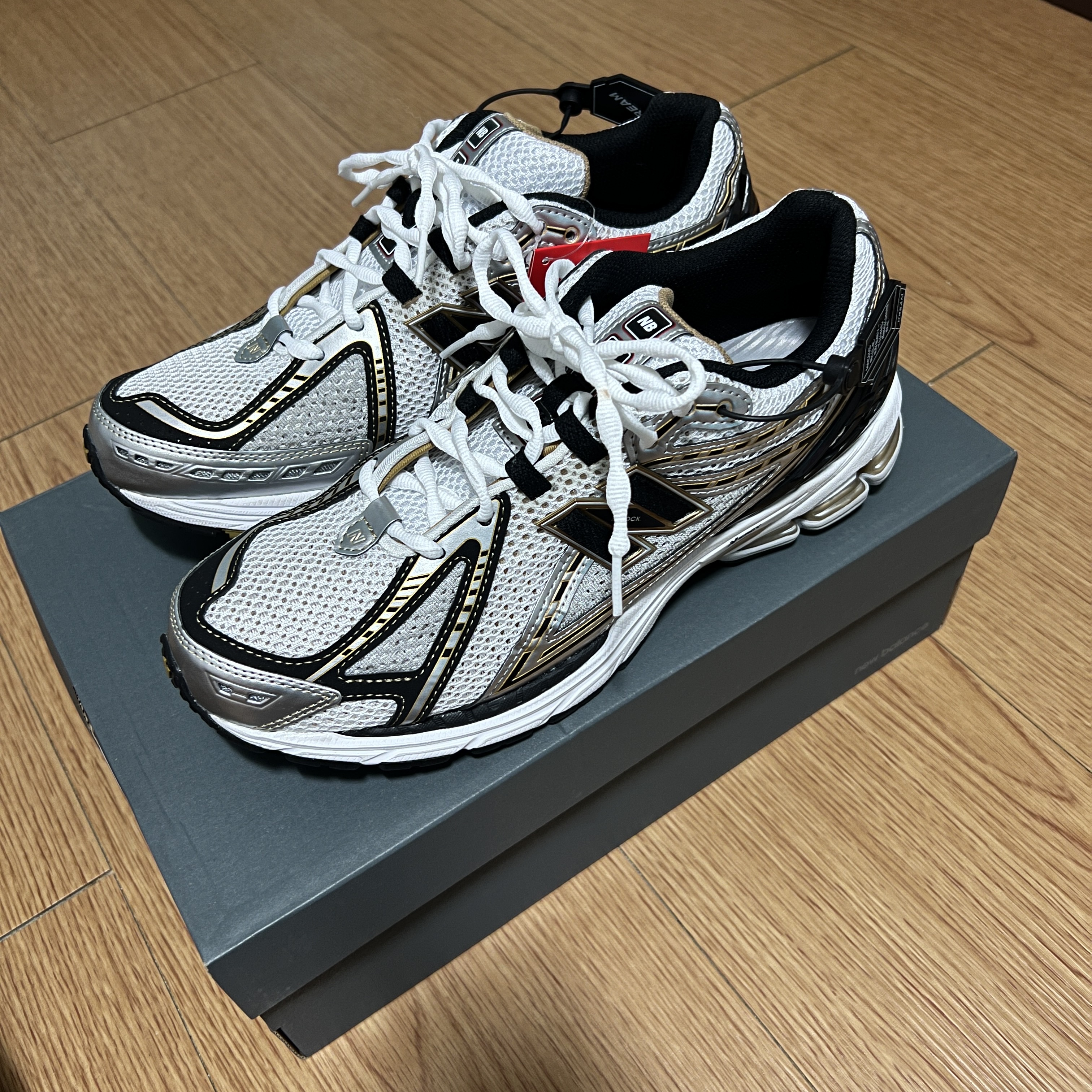 New Balance 1906R White Gold 착용 스타일
