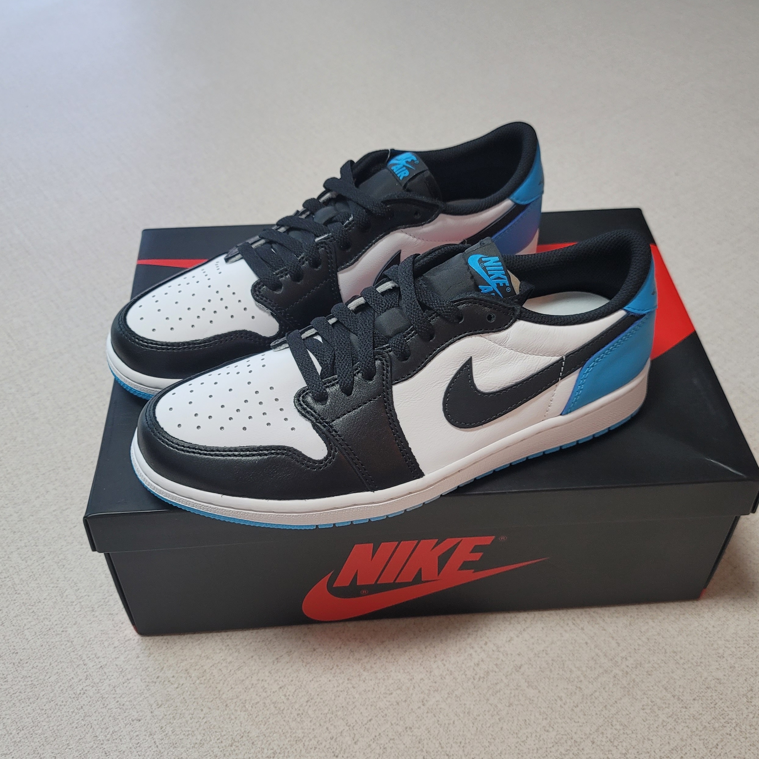 Jordan 1 Retro Low OG Black and Dark Powder Blue 착용 스타일