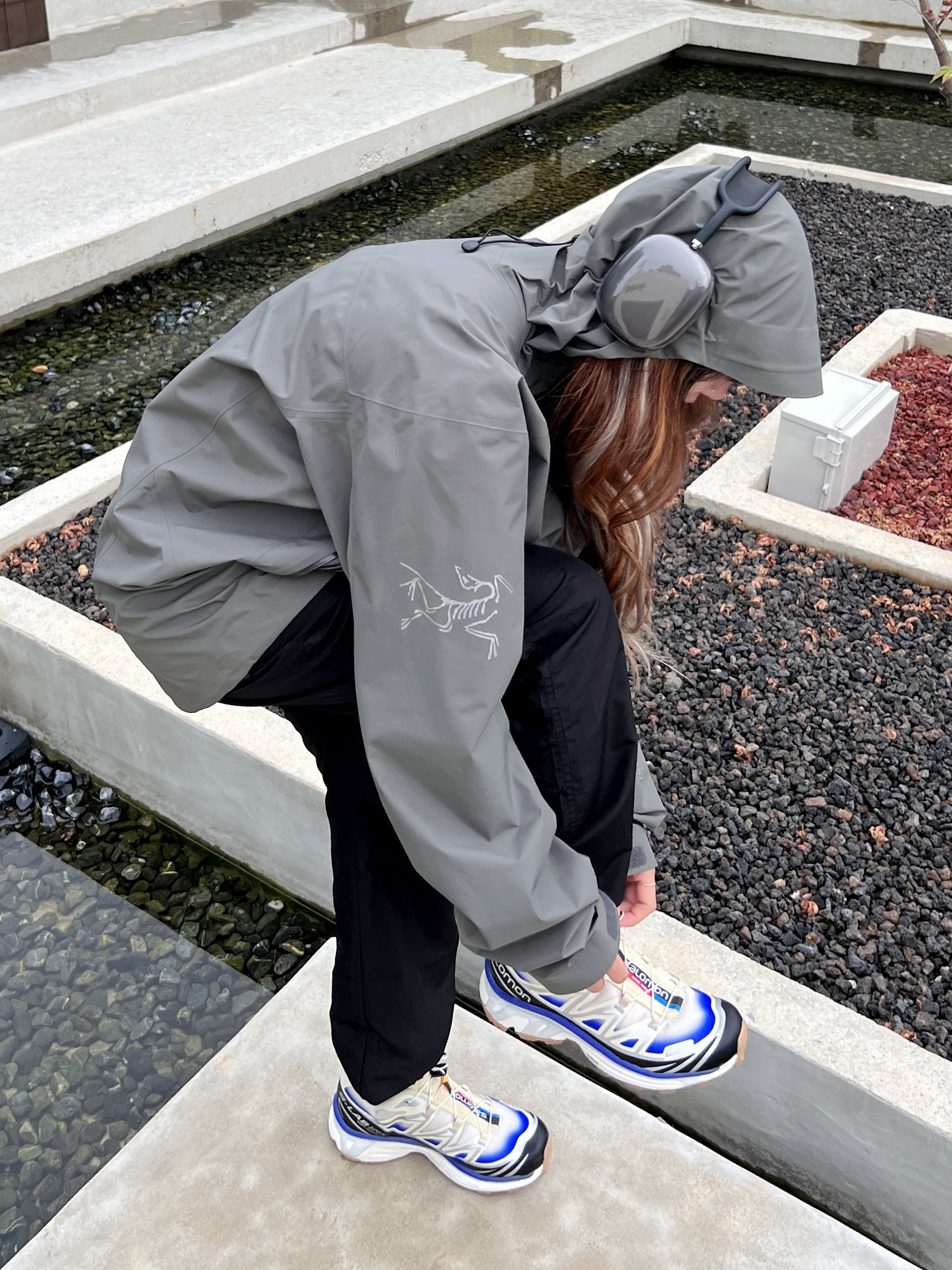 Arc'teryx x Beams Zeta SL Jacket Grey, Salomon XT-6 Skyline Bleached Sand Dazzling Blue 착용 스타일 - 4