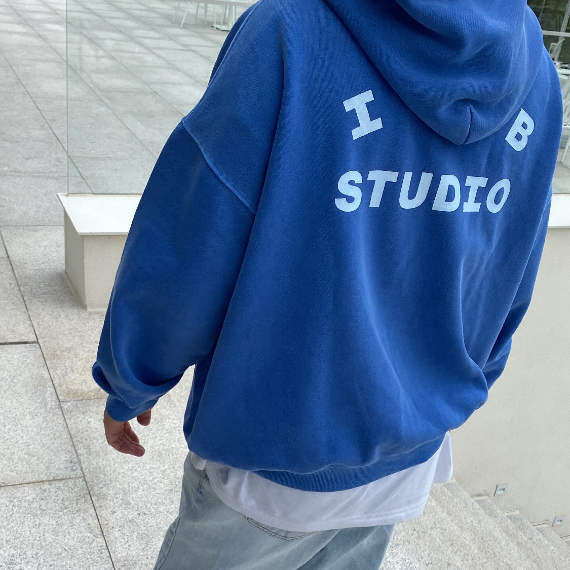 IAB Studio Pigment Hoodie Royal Blue - 22FW 착용 스타일 - 2