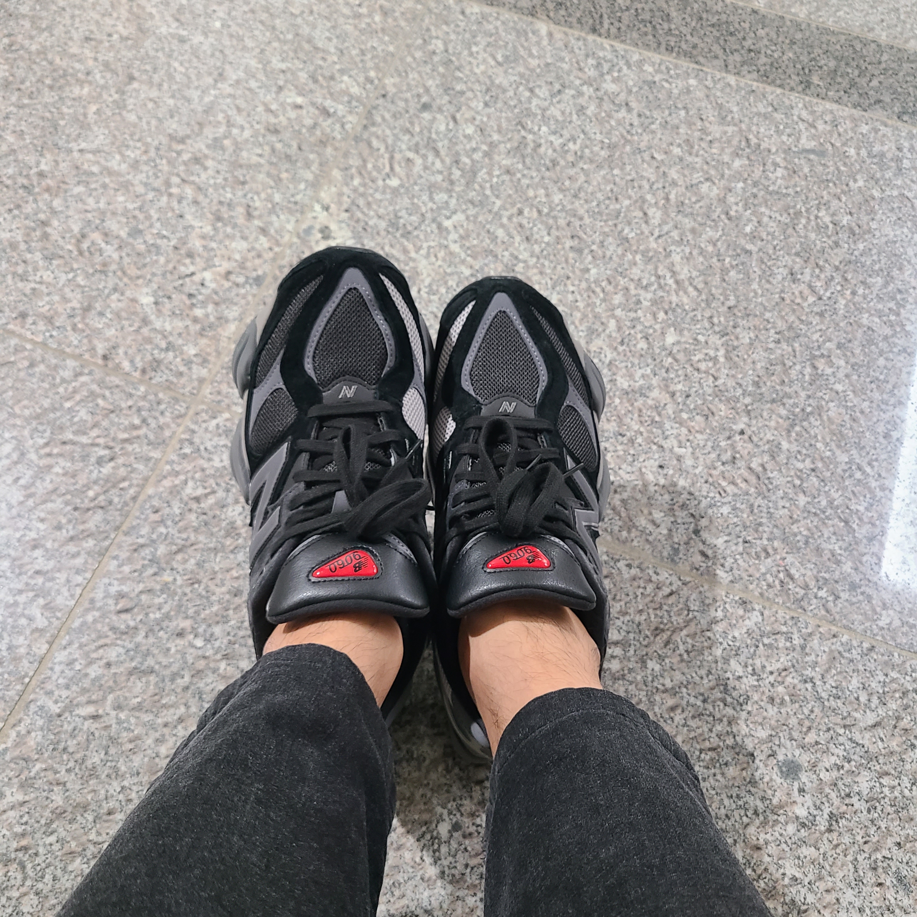 New Balance 9060 Black Castlerock 착용 스타일 - 1