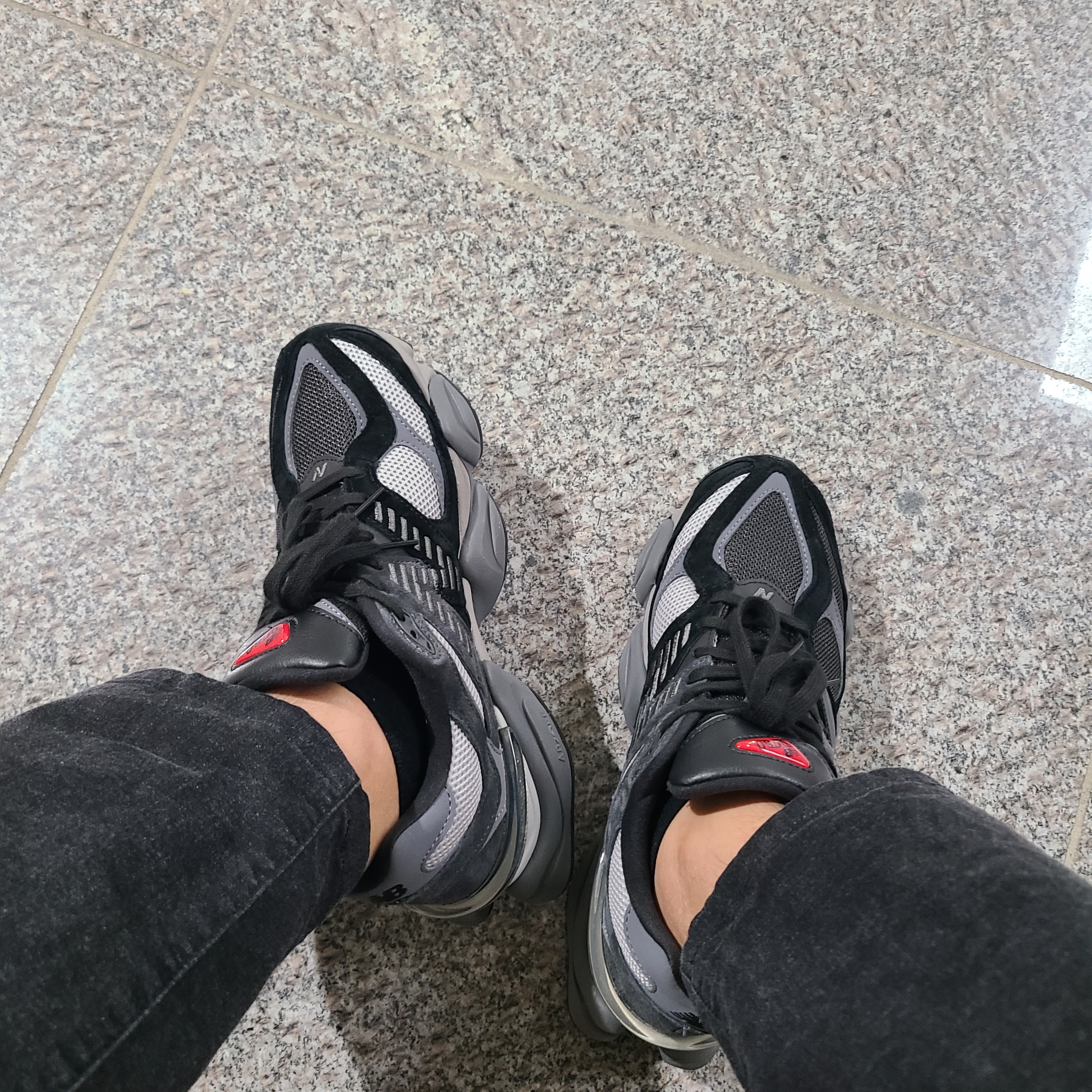 New Balance 9060 Black Castlerock 착용 스타일 - 2
