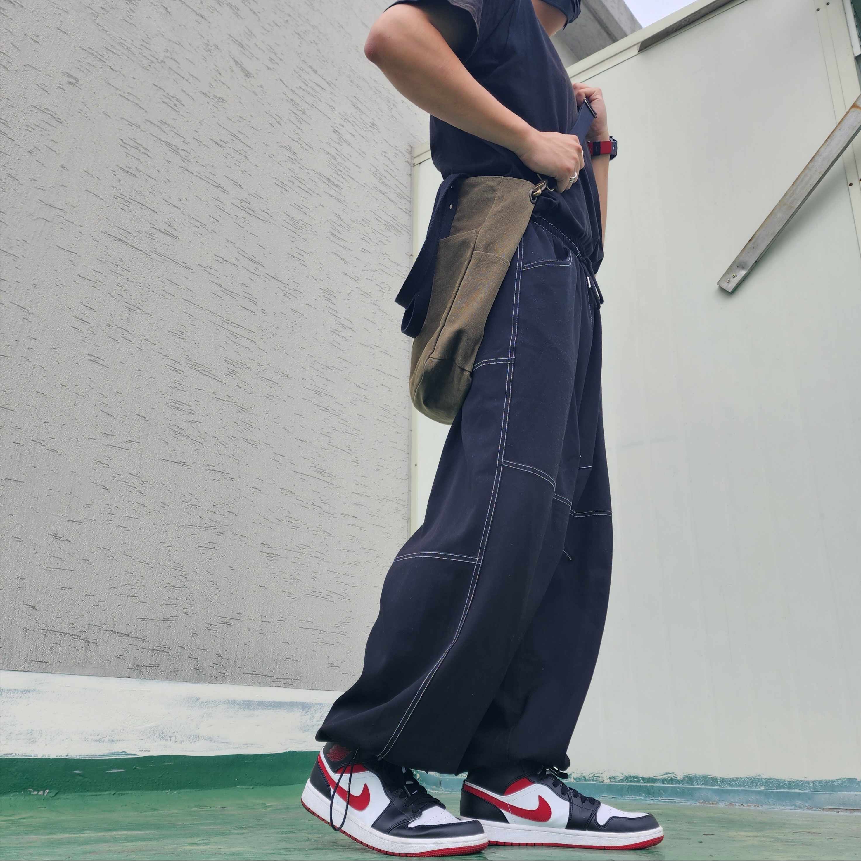 Jordan 1 Mid Gym Red Black White 착용 스타일 - 1