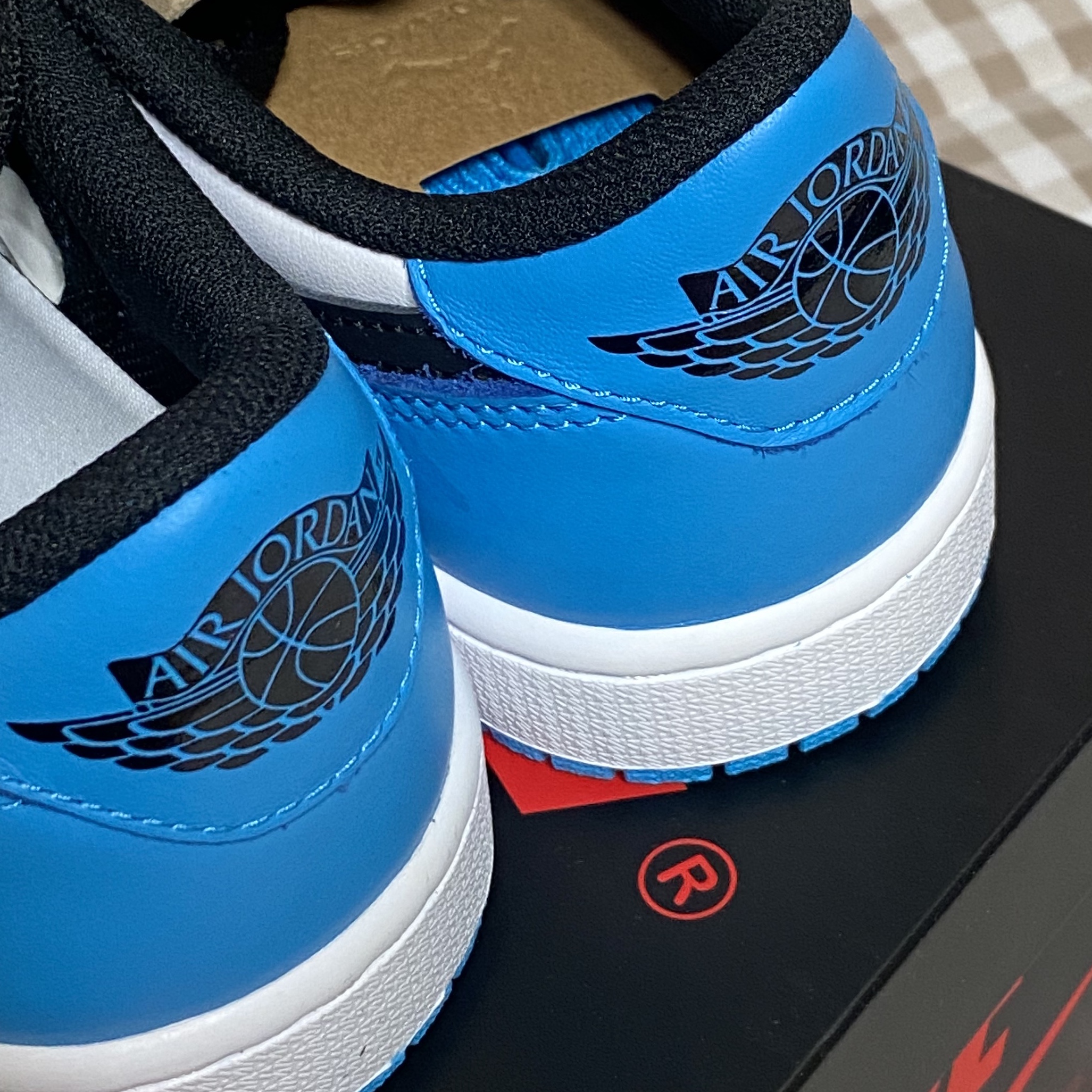 Jordan 1 Retro Low OG Black and Dark Powder Blue 착용 스타일 - 2