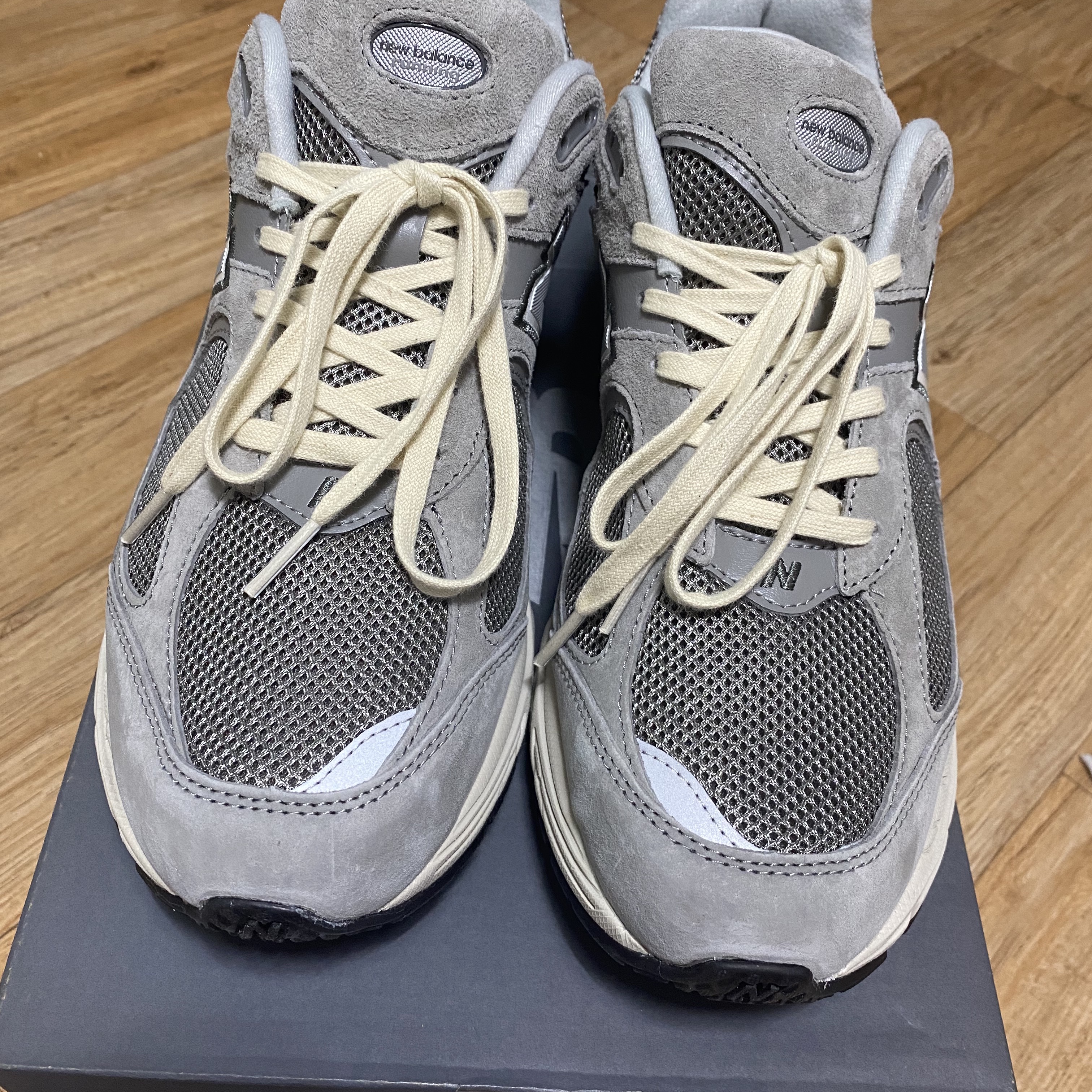 New Balance 2002R Grey 착용 스타일