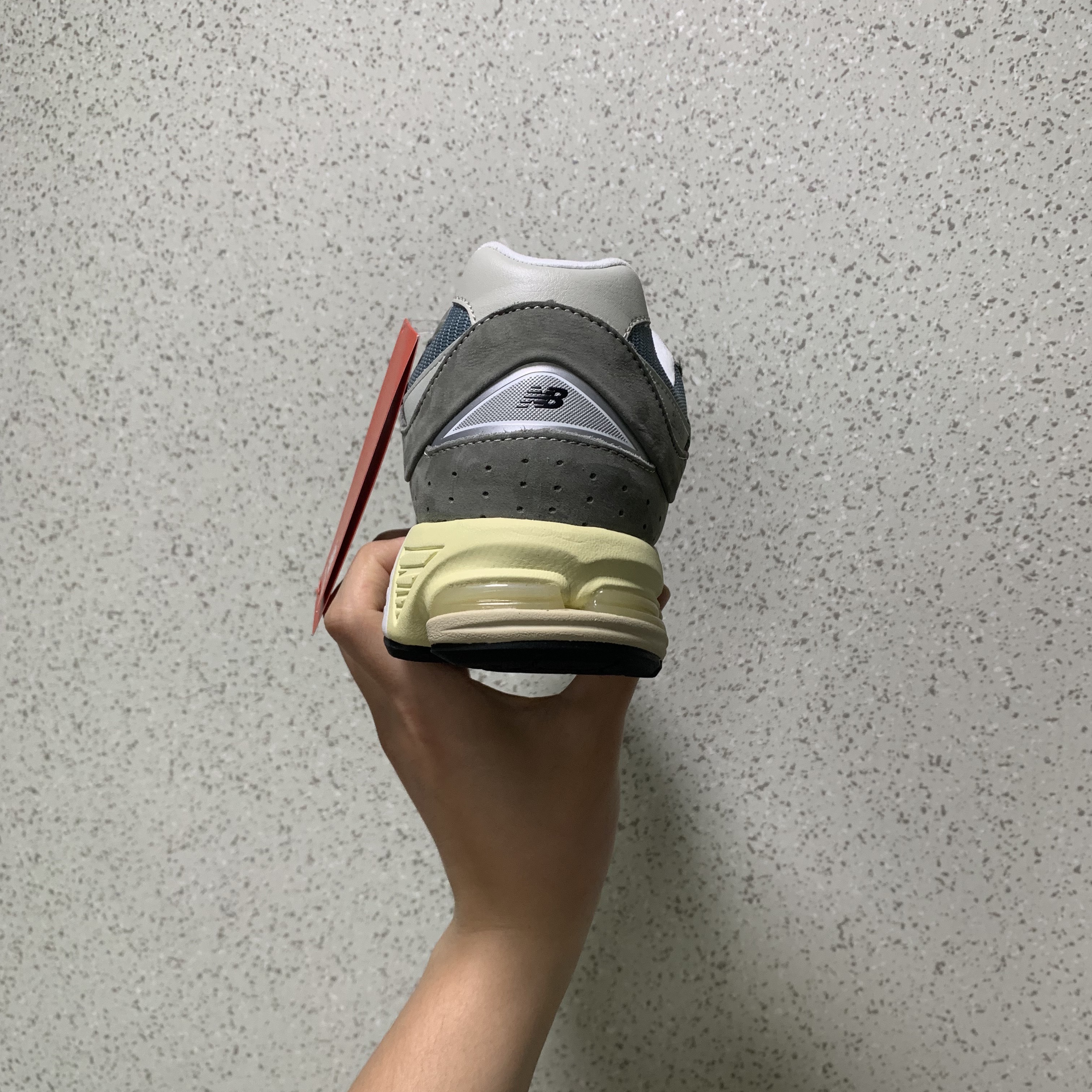 New Balance 2002R Cool Grey 착용 스타일 - 4