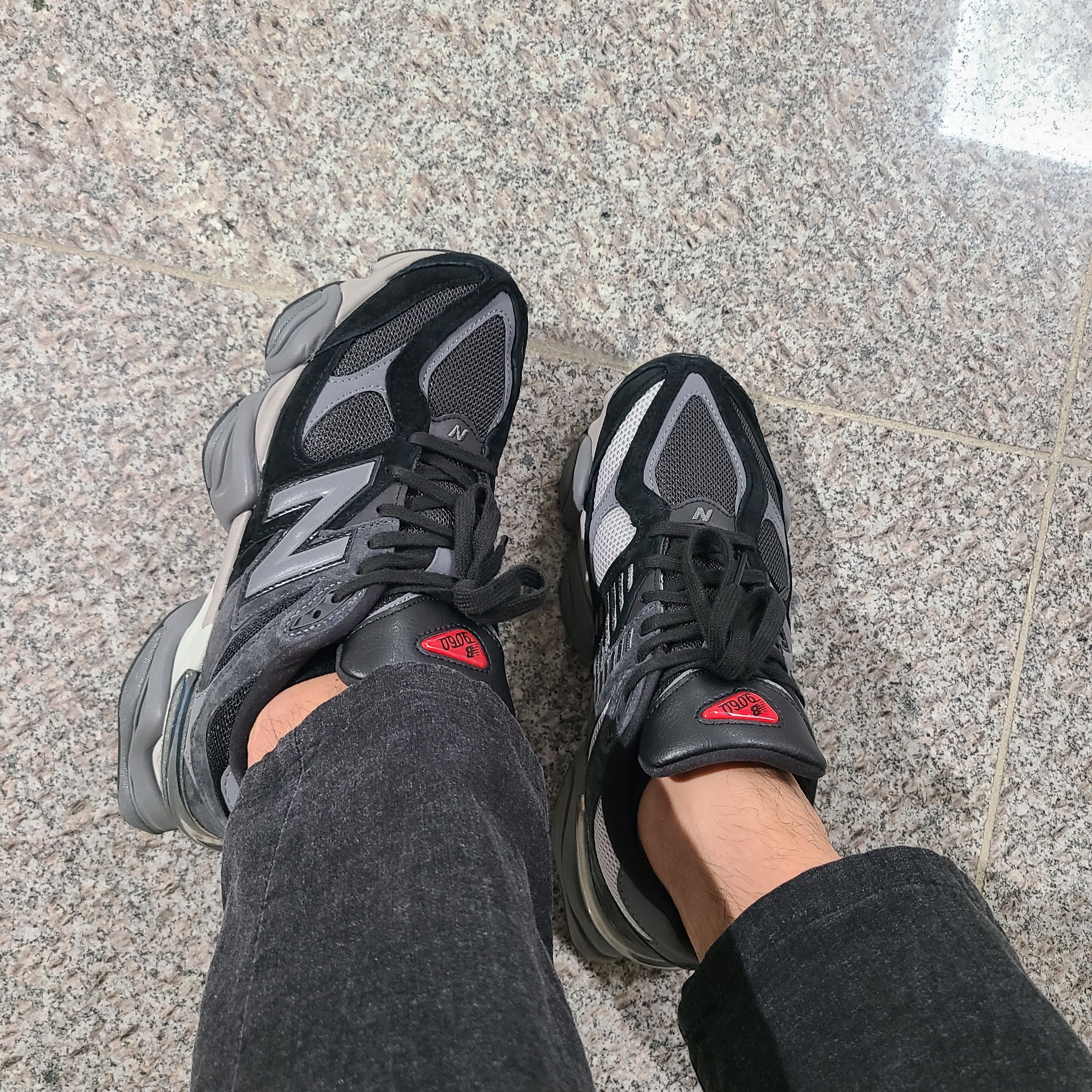 New Balance 9060 Black Castlerock 착용 스타일 - 3