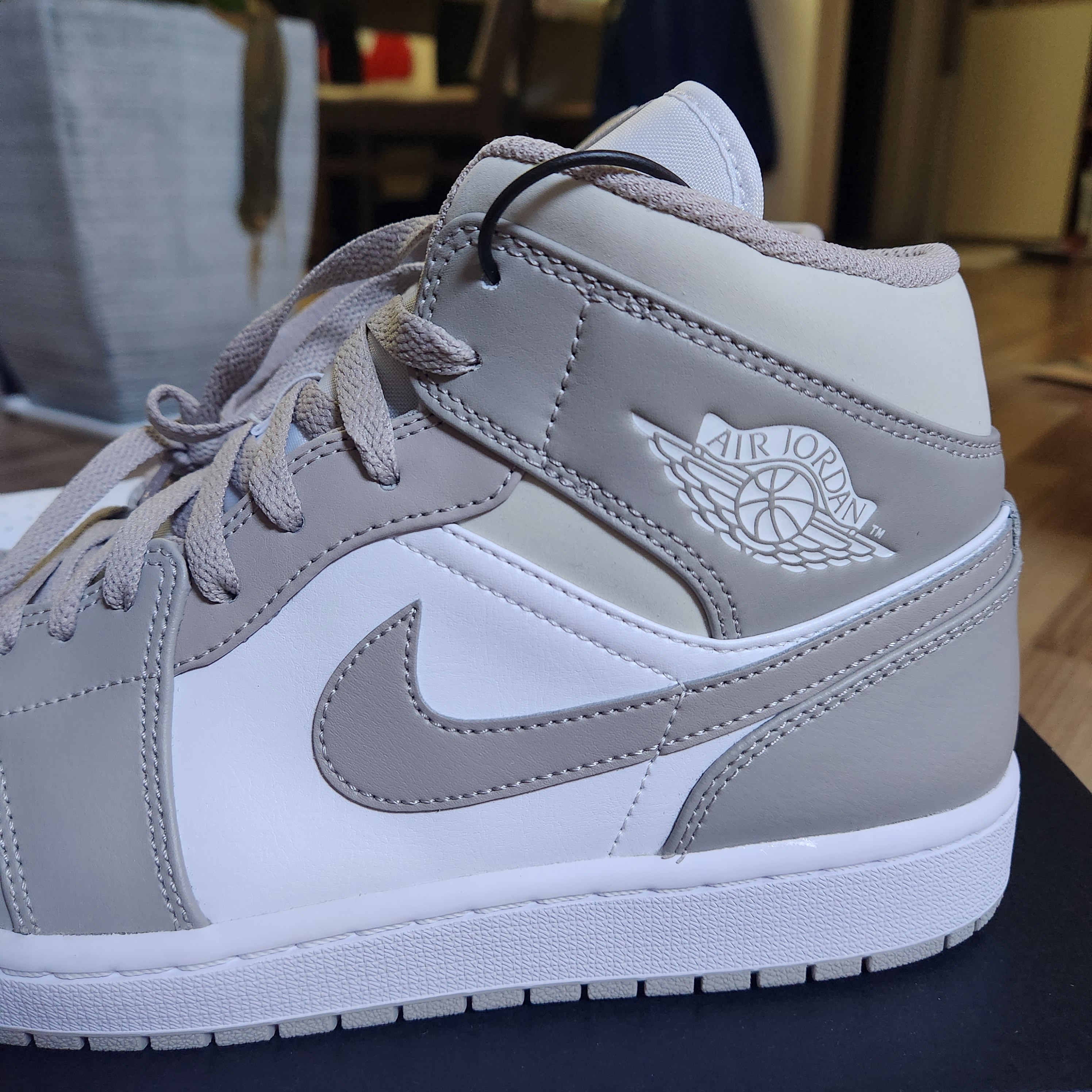 Jordan 1 Mid College Grey 착용 스타일 - 2