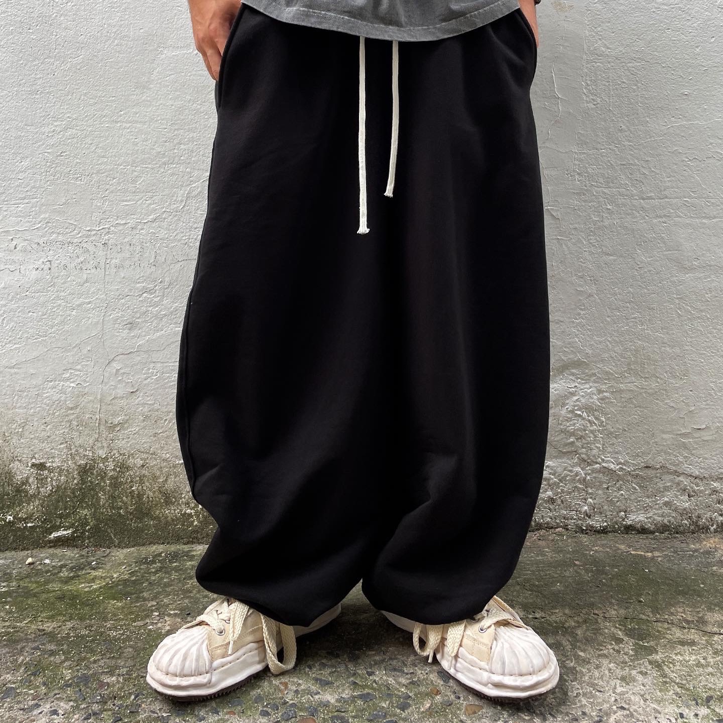 Maison Mihara Yasuhiro Blakey OG Sole Canvas Low-top Sneakers White 착용 스타일 - 2
