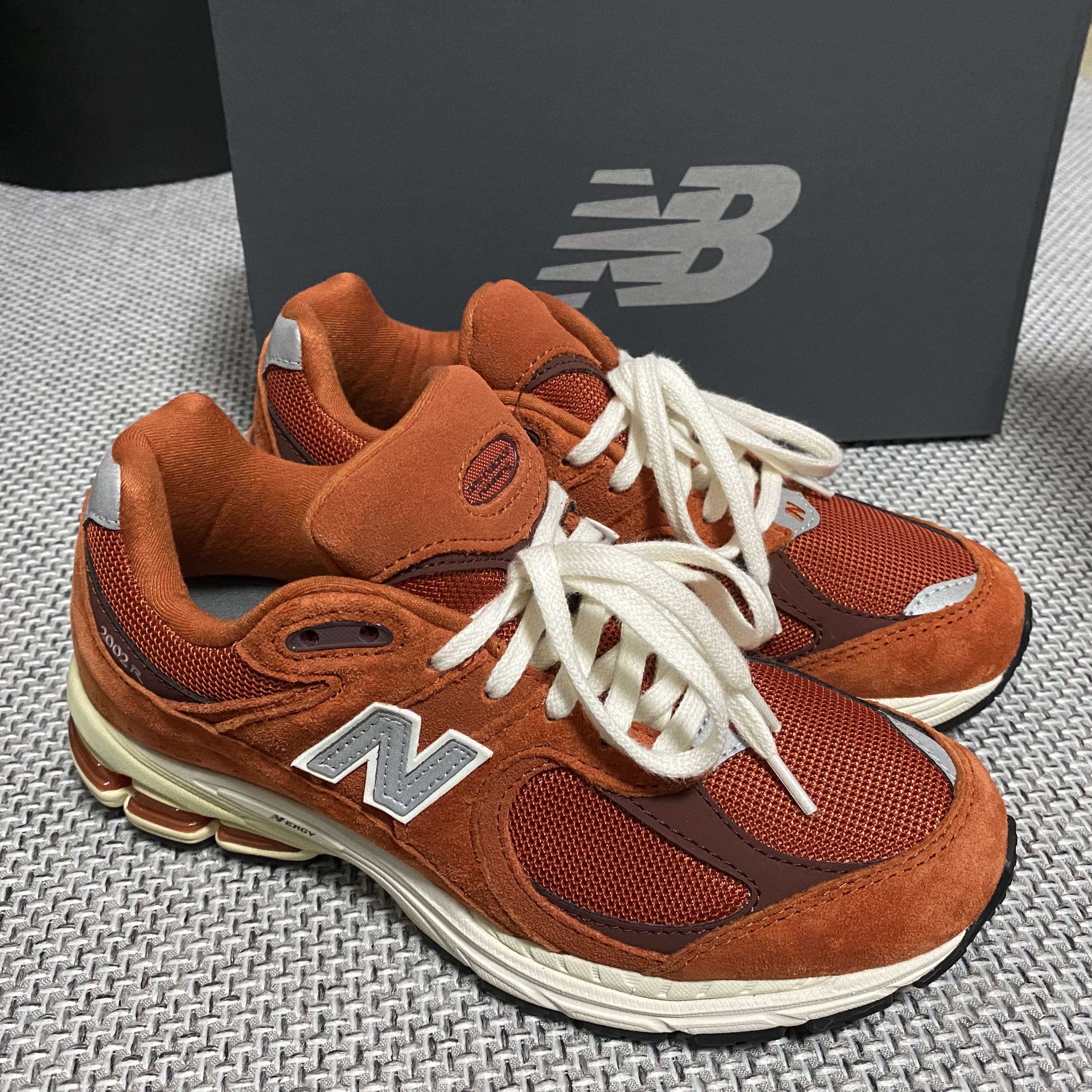 New Balance 2002R Rust Oxide 착용 스타일