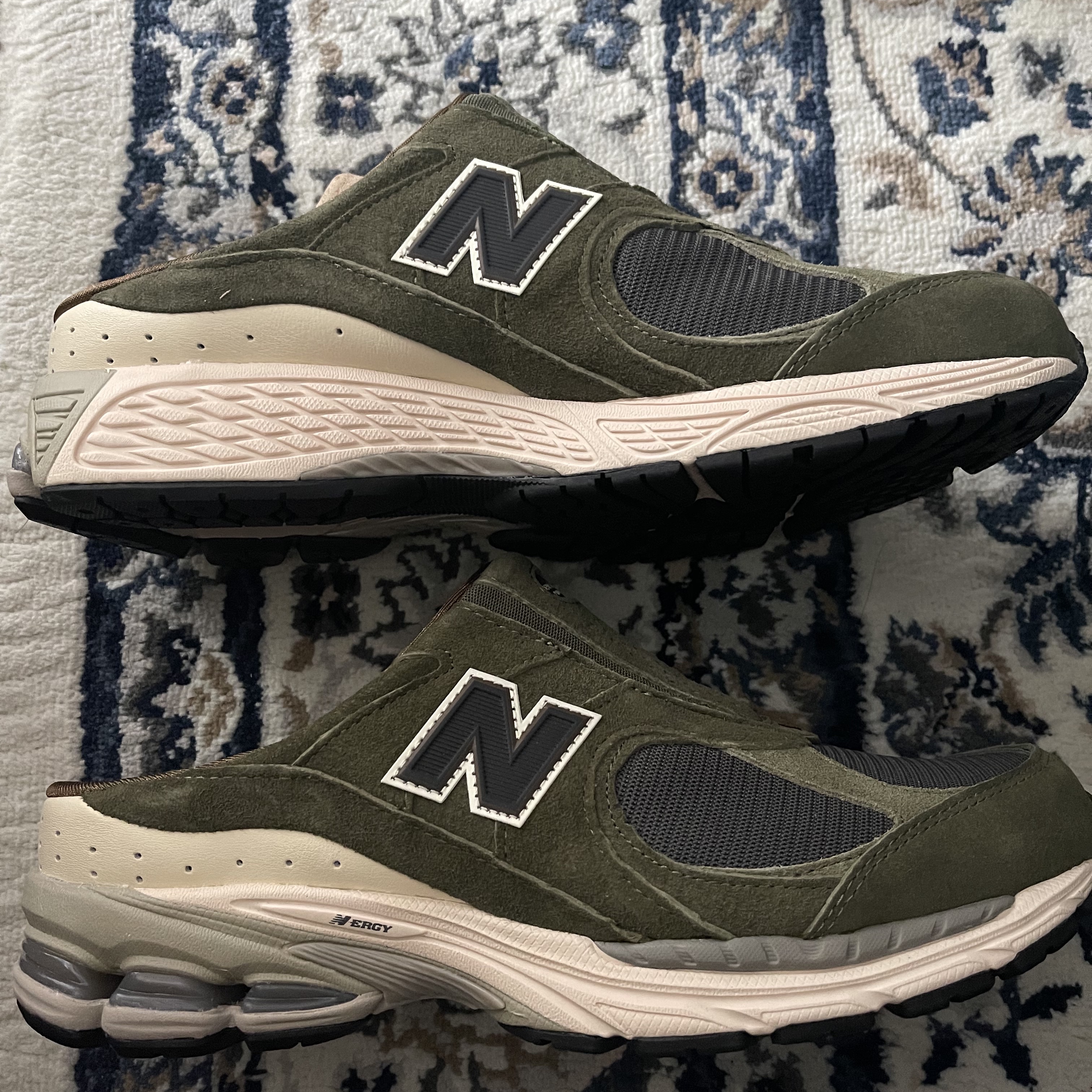 New Balance x SNS 2002R Mule Deset Palm 착용 스타일 - 1
