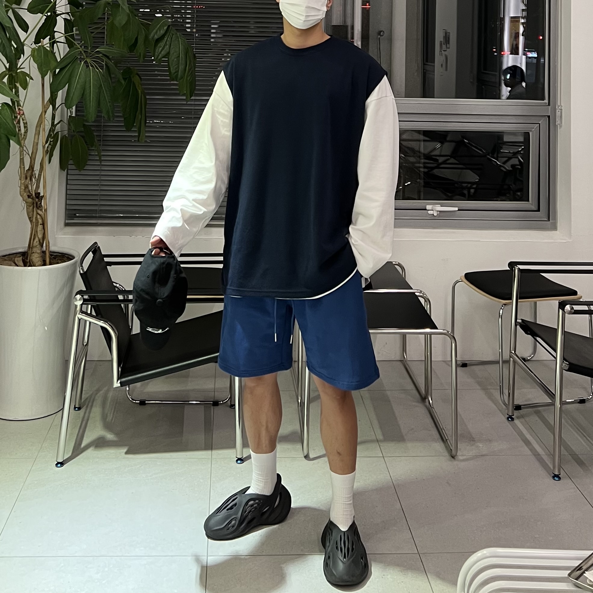 Adidas Yeezy Foam RNNR Onyx 착용 스타일 - 2