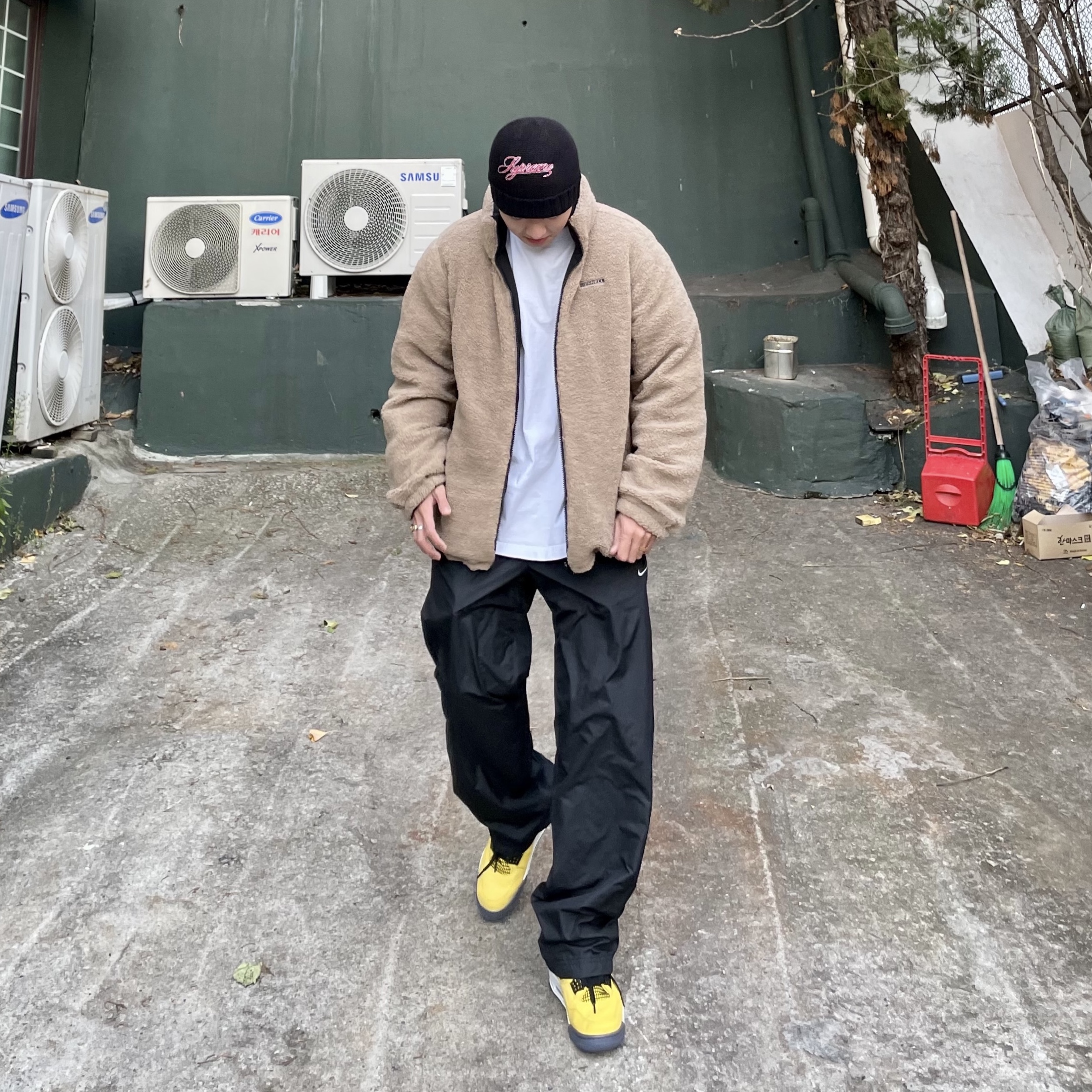 Jordan 4 Retro Tour Yellow, Supreme Script Logo Beanie Black - 21FW 착용 스타일