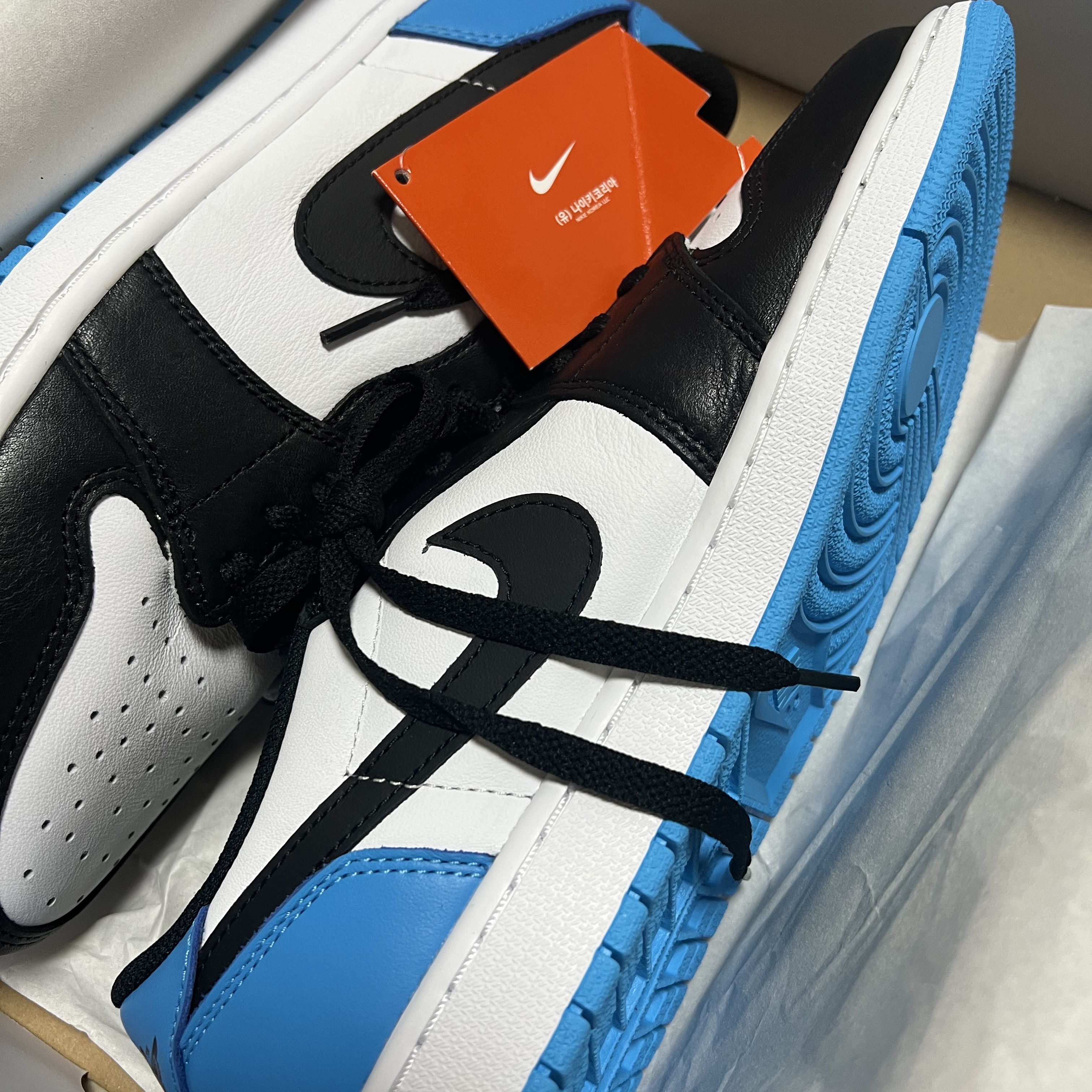 Nike x Sacai Zoom Cortez SP White and University Red, Jordan 1 Retro Low OG Black and Dark Powder Blue 착용 스타일 - 2