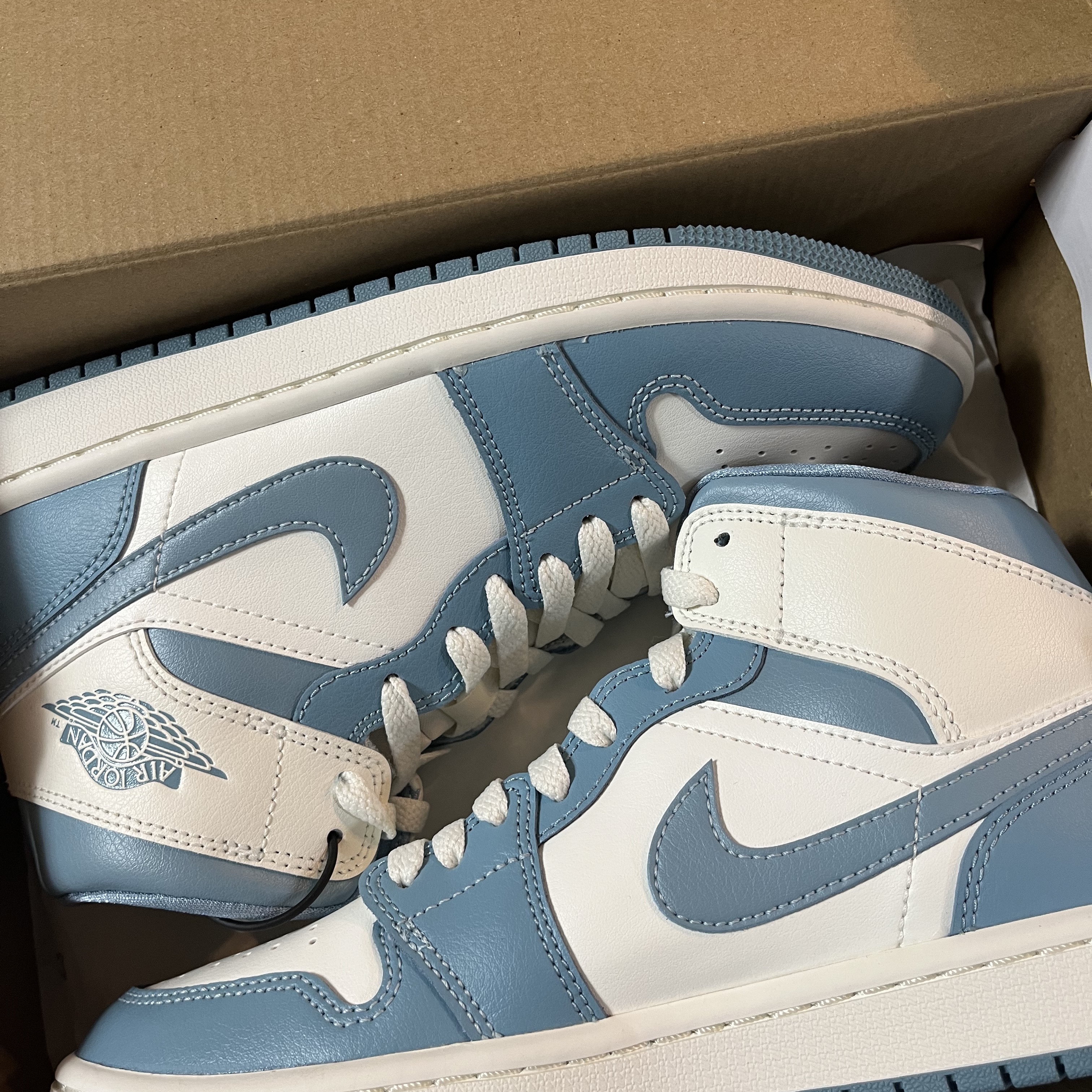 (W) Jordan 1 Mid Sail and Worn Blue 착용 스타일 - 1