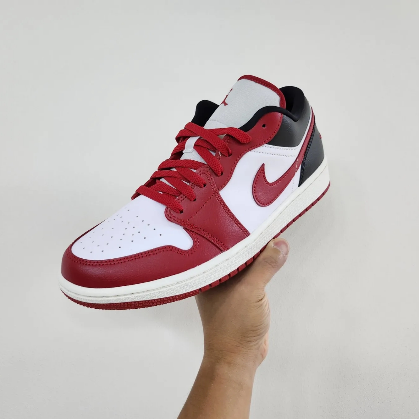 (W) Jordan 1 Low White Gym Red 착용 스타일 - 1