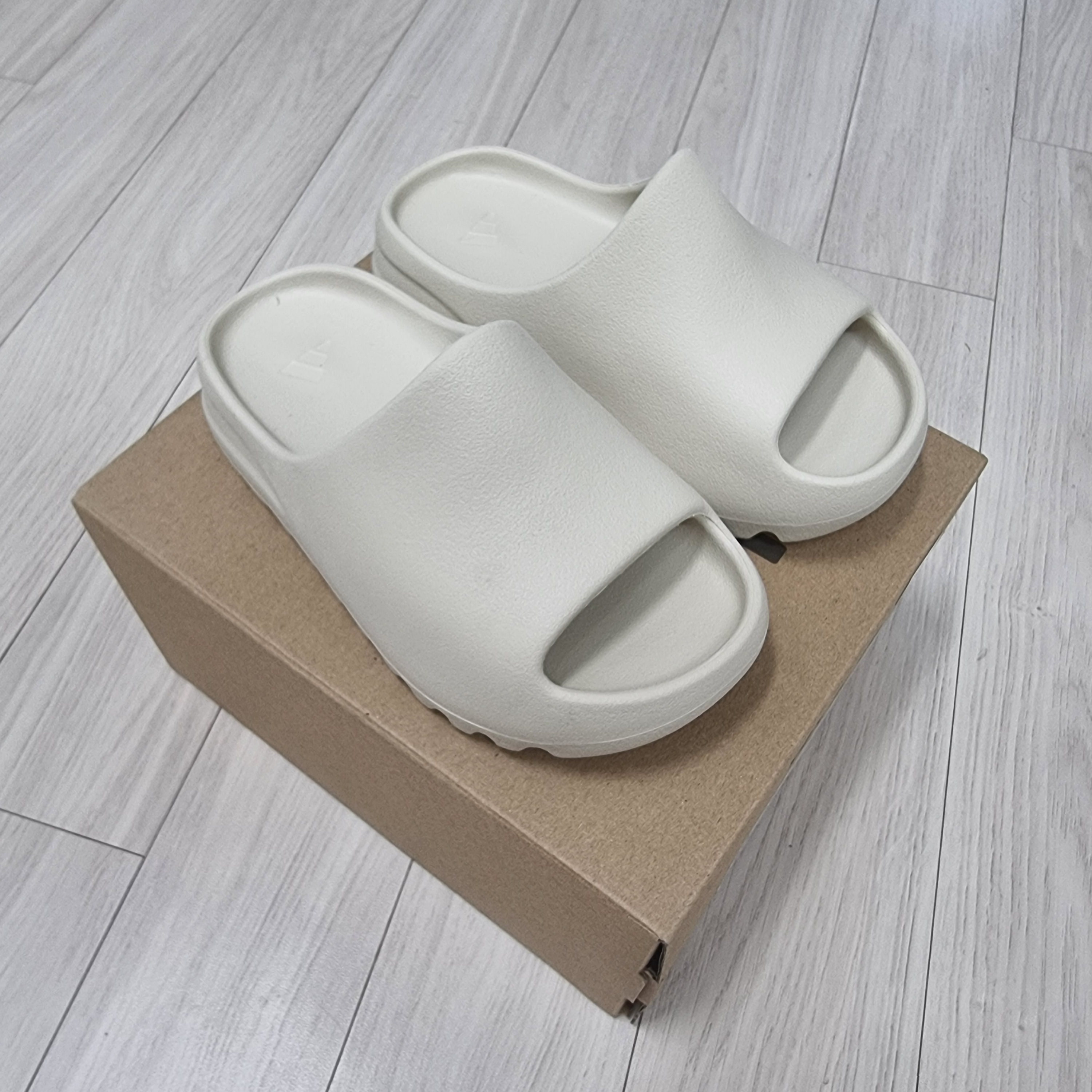 (Kids) Adidas Yeezy Slide Bone 2022 착용 스타일 - 2