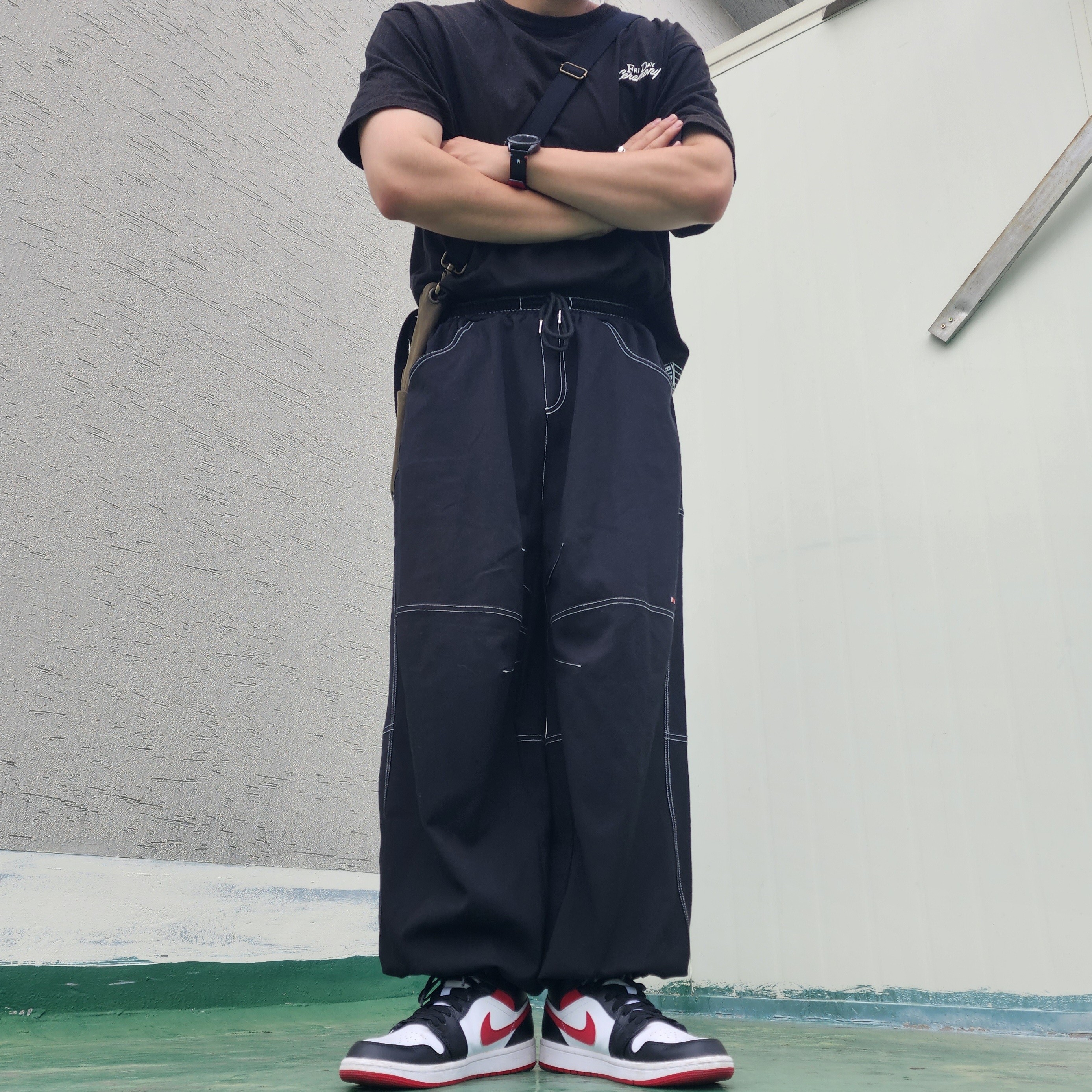 Jordan 1 Mid Gym Red Black White 착용 스타일 - 2