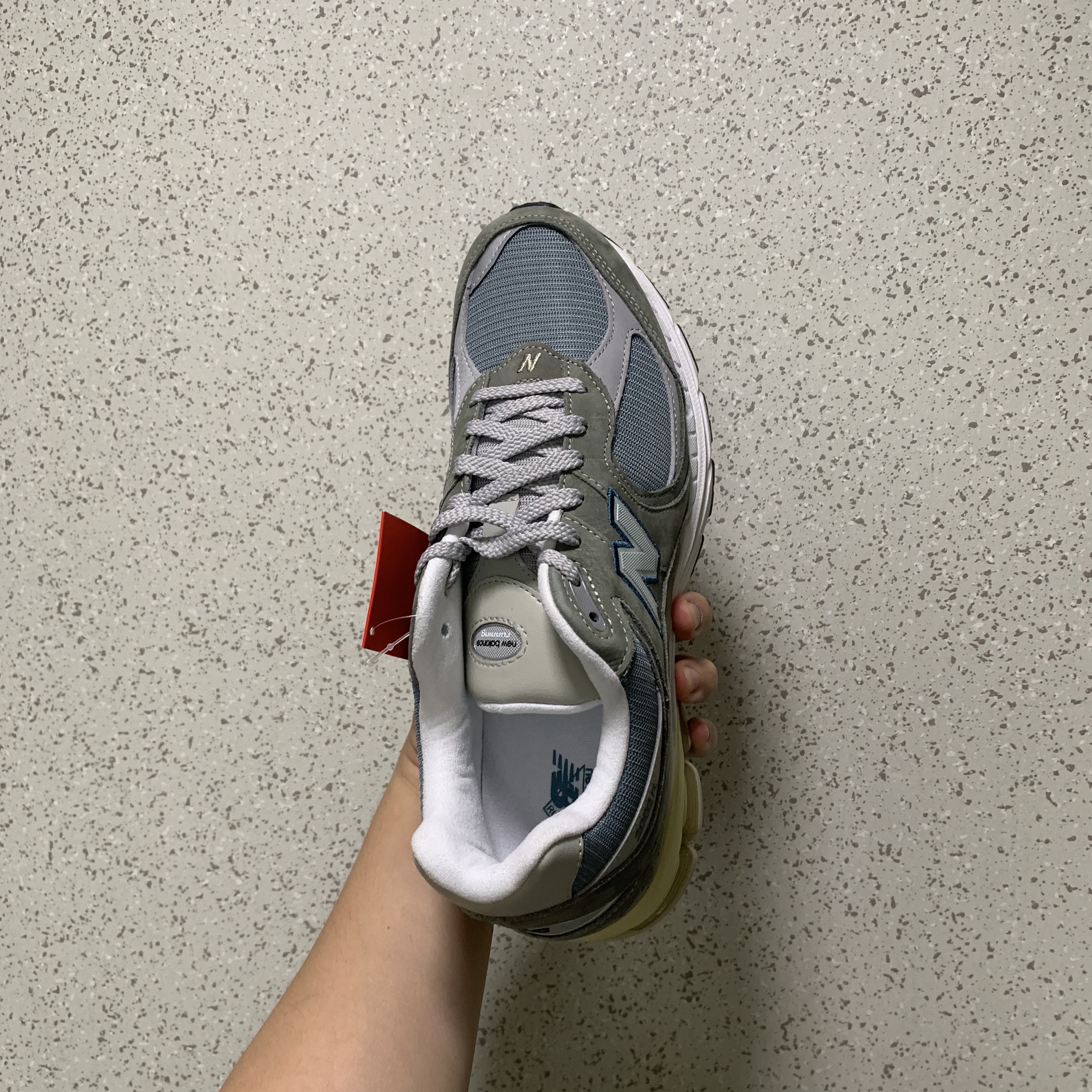 New Balance 2002R Cool Grey 착용 스타일 - 3
