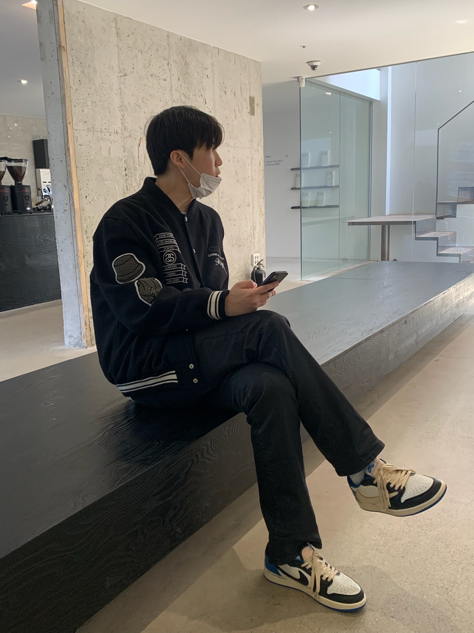 Stussy x CDG Varsity Jacket, Jordan 1 x Travis Scott x Fragment Retro Low OG SP Military Blue 착용 스타일 - 3