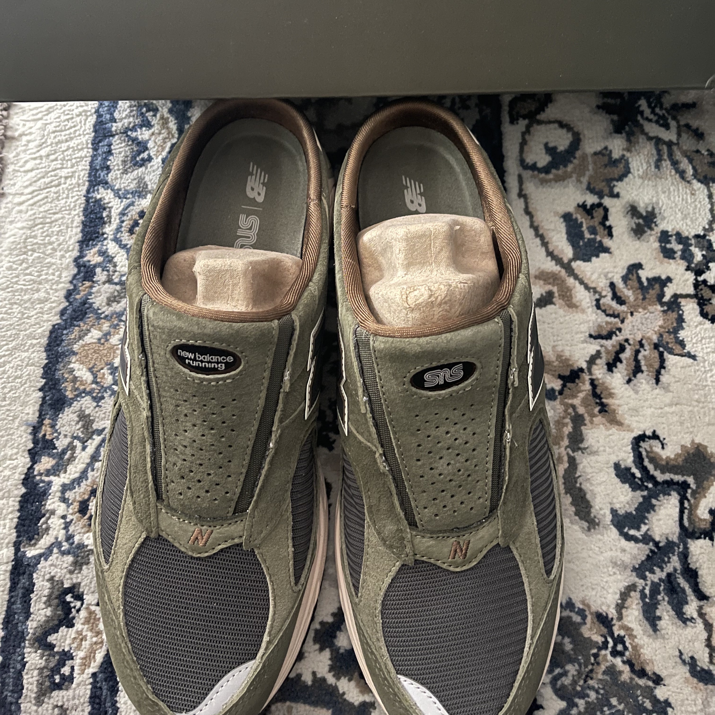 New Balance x SNS 2002R Mule Deset Palm 착용 스타일 - 2