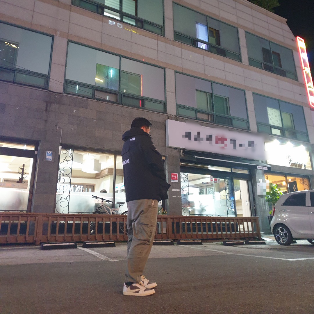 Jordan 1 x Travis Scott Retro Low OG SP Sail and Ridgerock, Supreme x The North Face Cargo Jacket Black - 20SS 착용 스타일