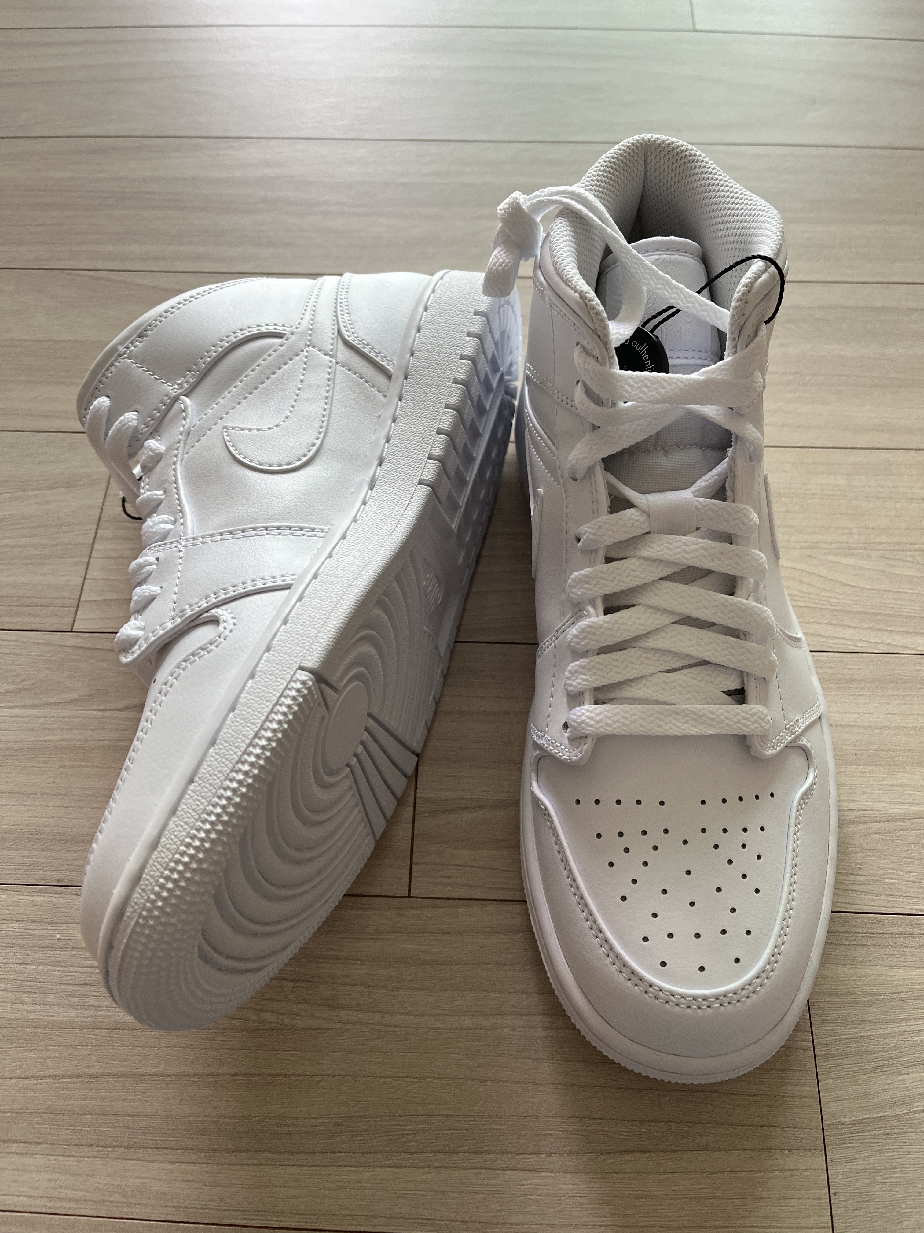 Jordan 1 Mid Triple White 착용 스타일 - 2