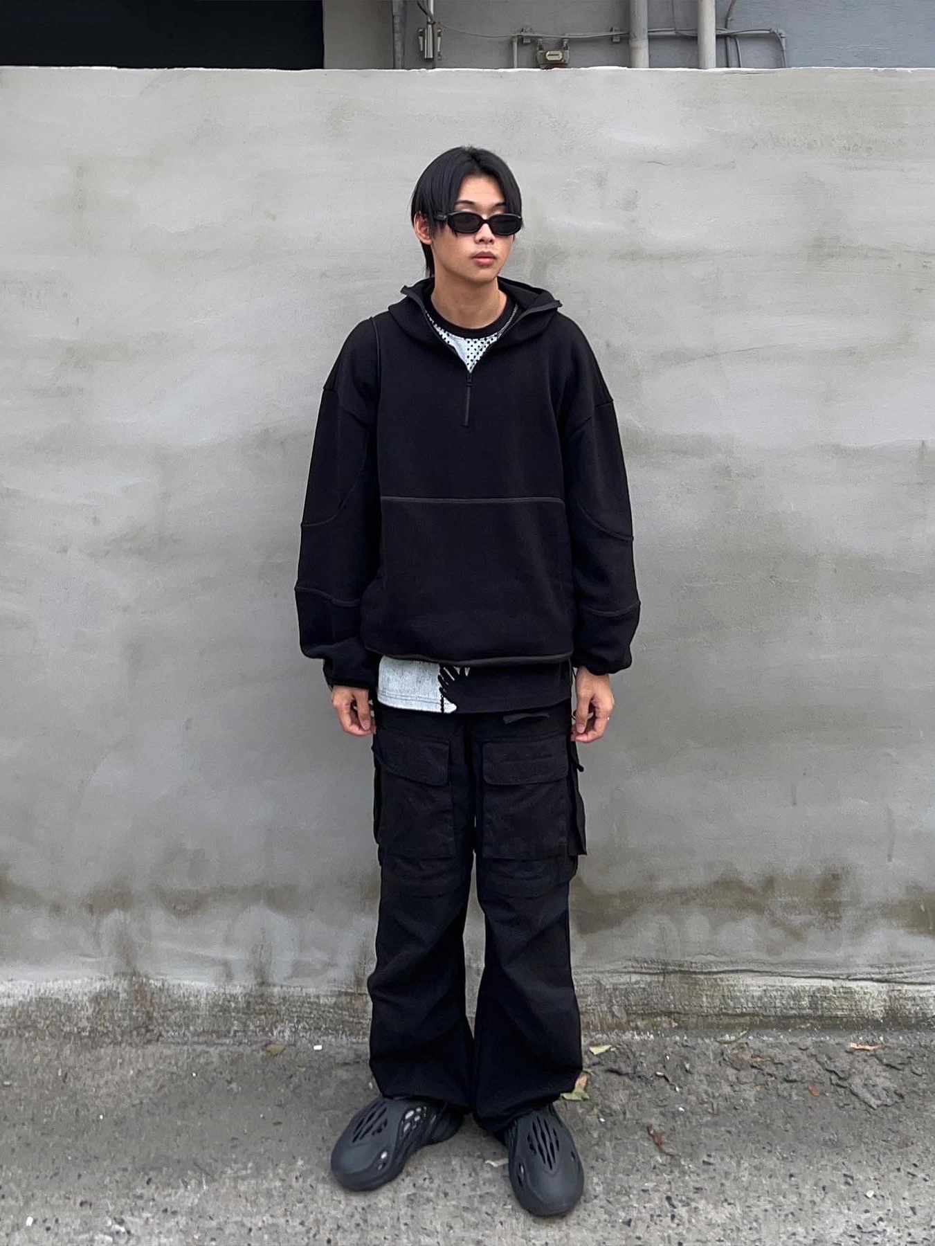 Adidas Yeezy Foam RNNR Onyx 착용 스타일 - 2
