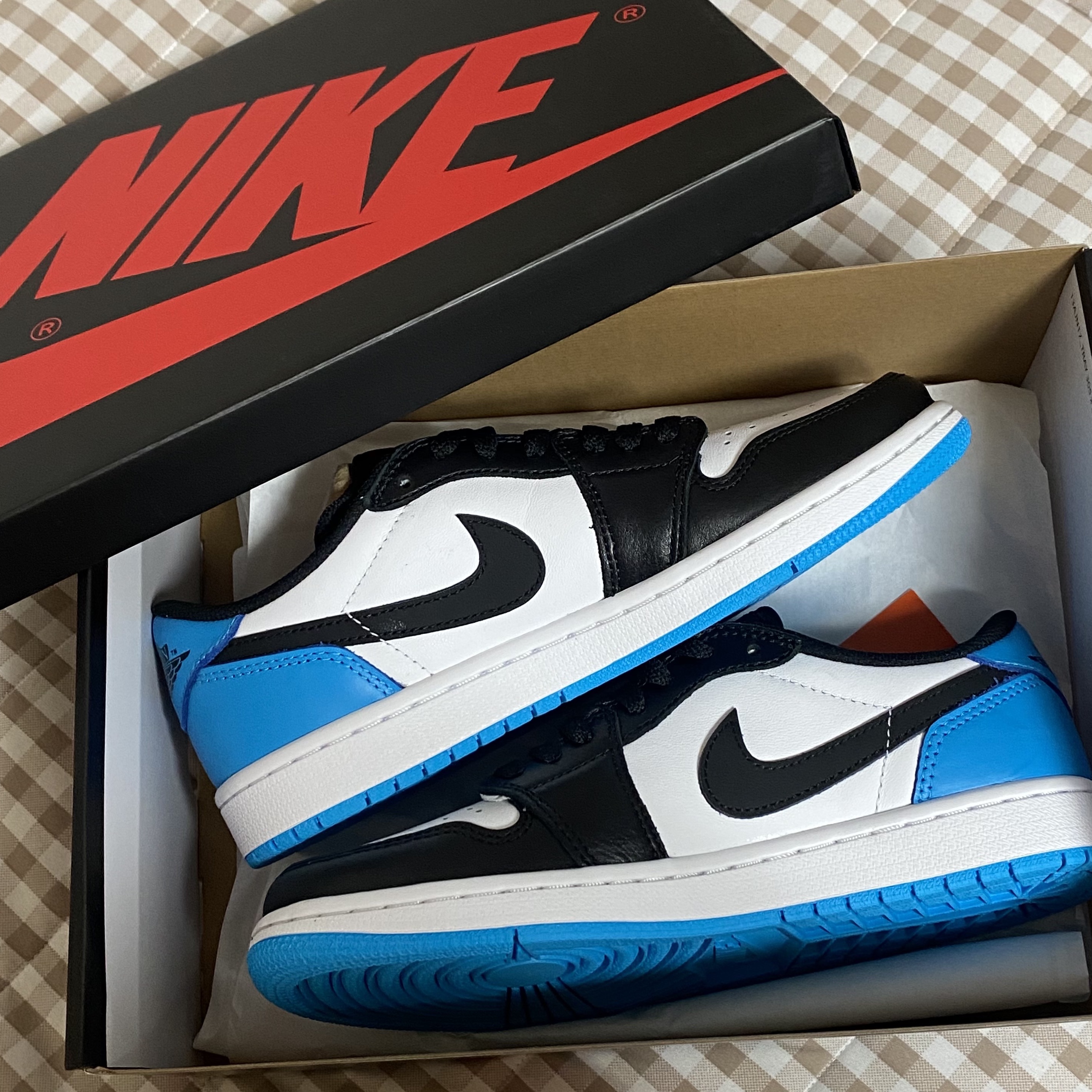 Jordan 1 Retro Low OG Black and Dark Powder Blue 착용 스타일 - 1