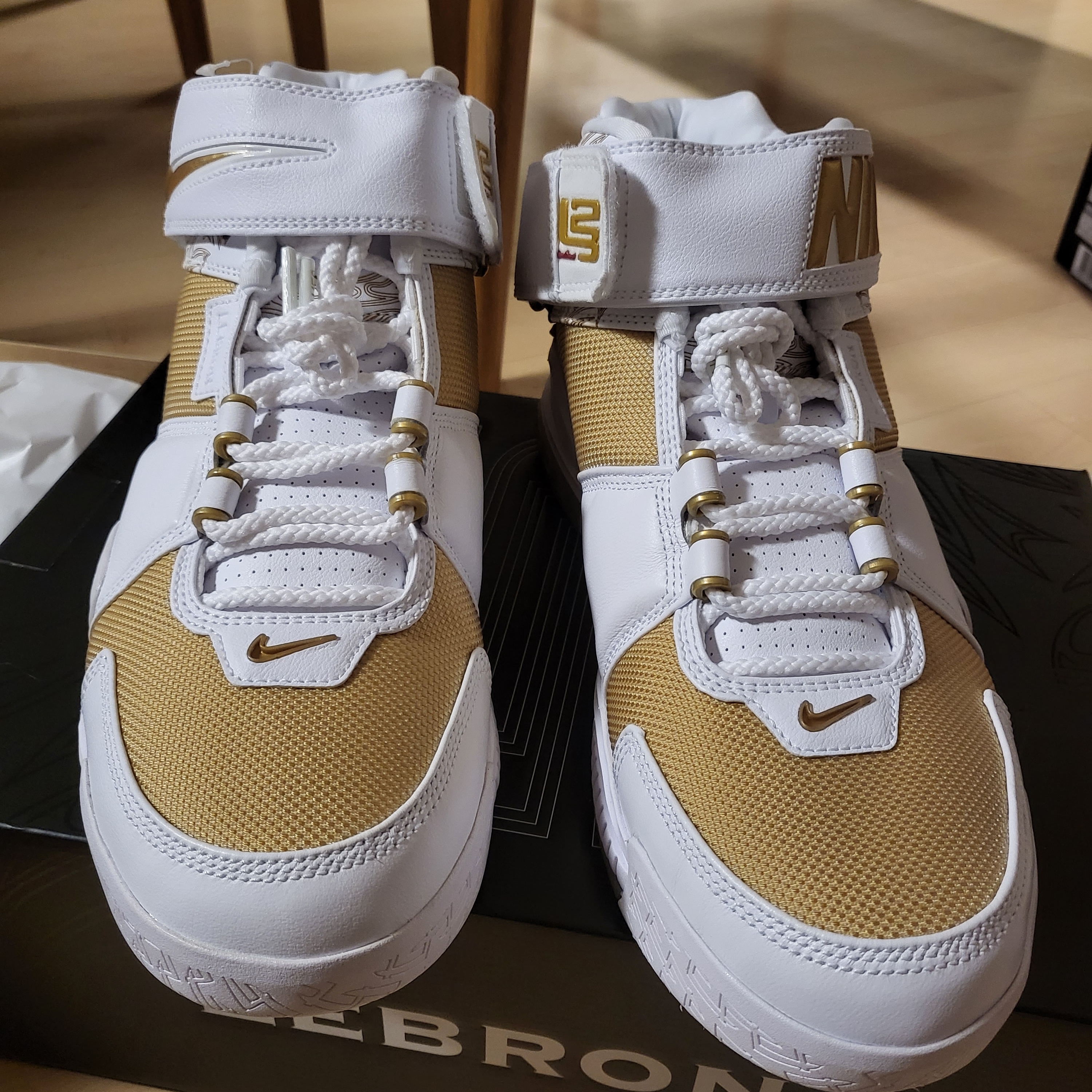 Nike Zoom LeBron 2 Metallic Gold and White 착용 스타일 - 2